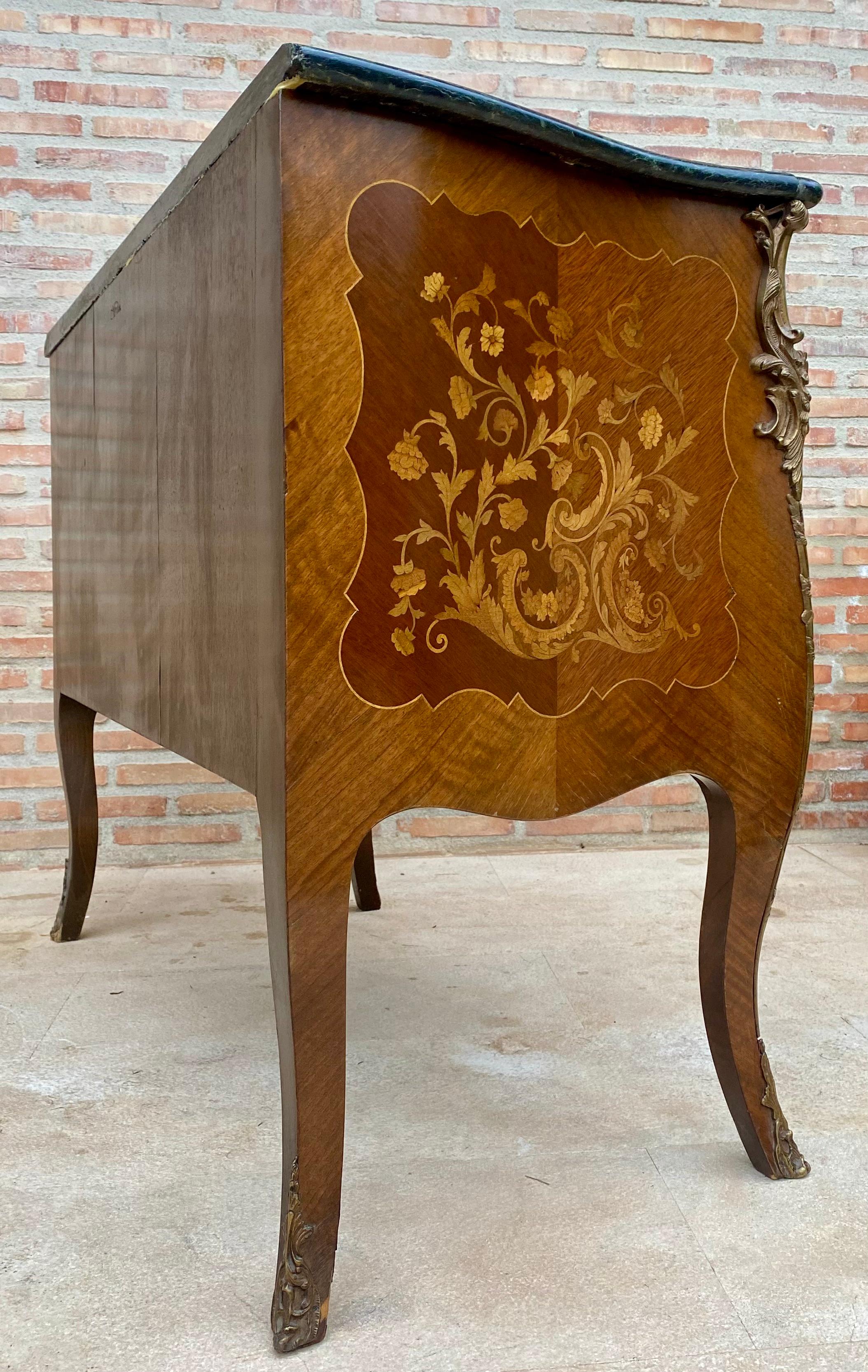 Commodo francese in stile Luigi XV Bombé in legno satinato intarsiato e ornato, 1940 in vendita 6