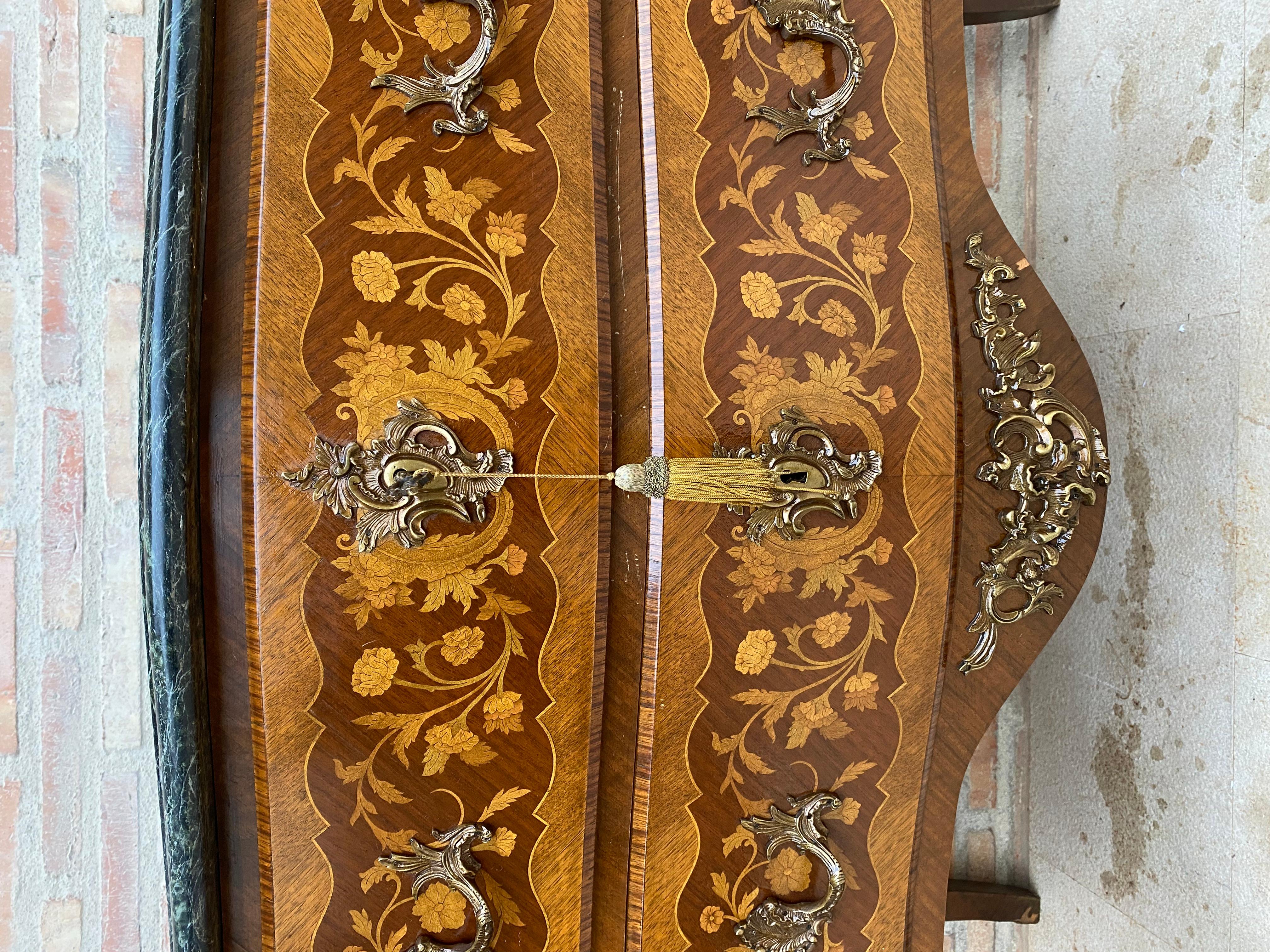 Cassettiera Bombé a due cassetti montata ad ormolo con piano in marmo verde screziato e satin bois, legno di re e amaranto in stile Luigi XV francese. La parte anteriore e i lati sono ad arco con intarsi floreali e maniglie floreali in ormolu con