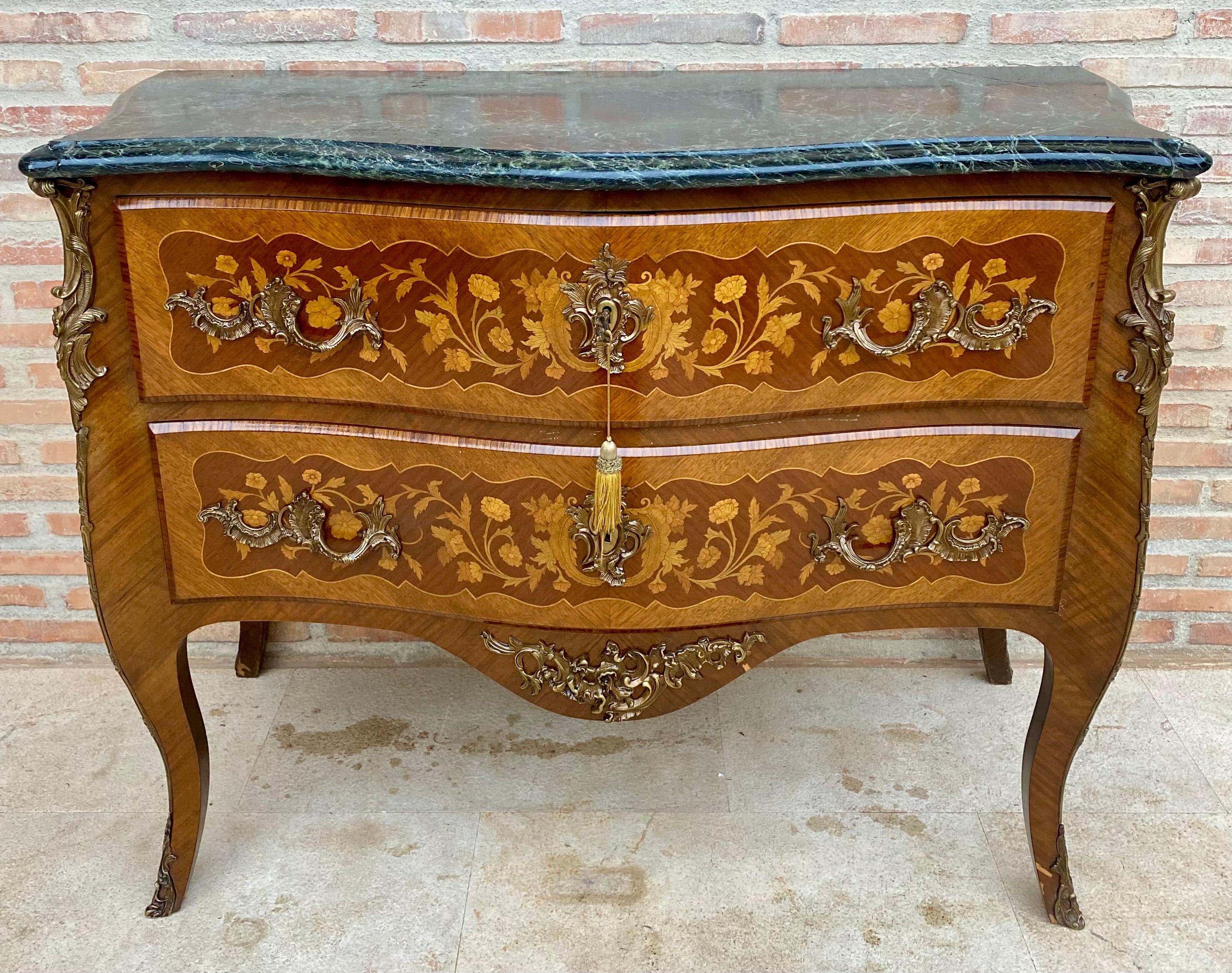 Stile provenzale Commodo francese in stile Luigi XV Bombé in legno satinato intarsiato e ornato, 1940 in vendita