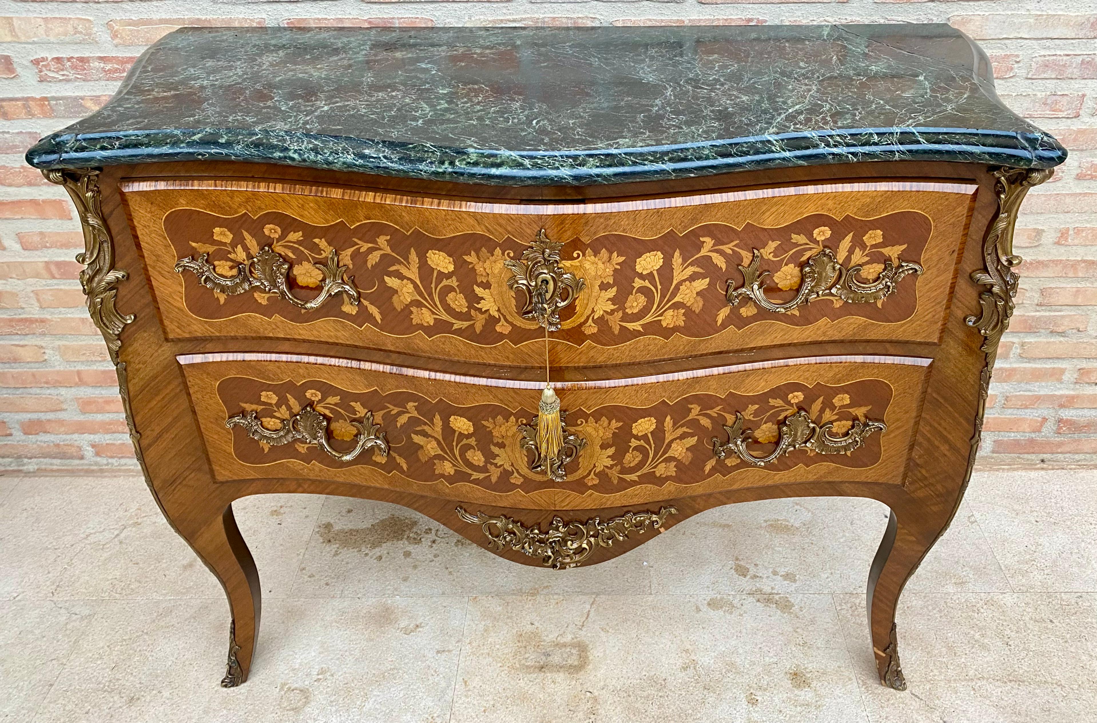 Francese Commodo francese in stile Luigi XV Bombé in legno satinato intarsiato e ornato, 1940 in vendita