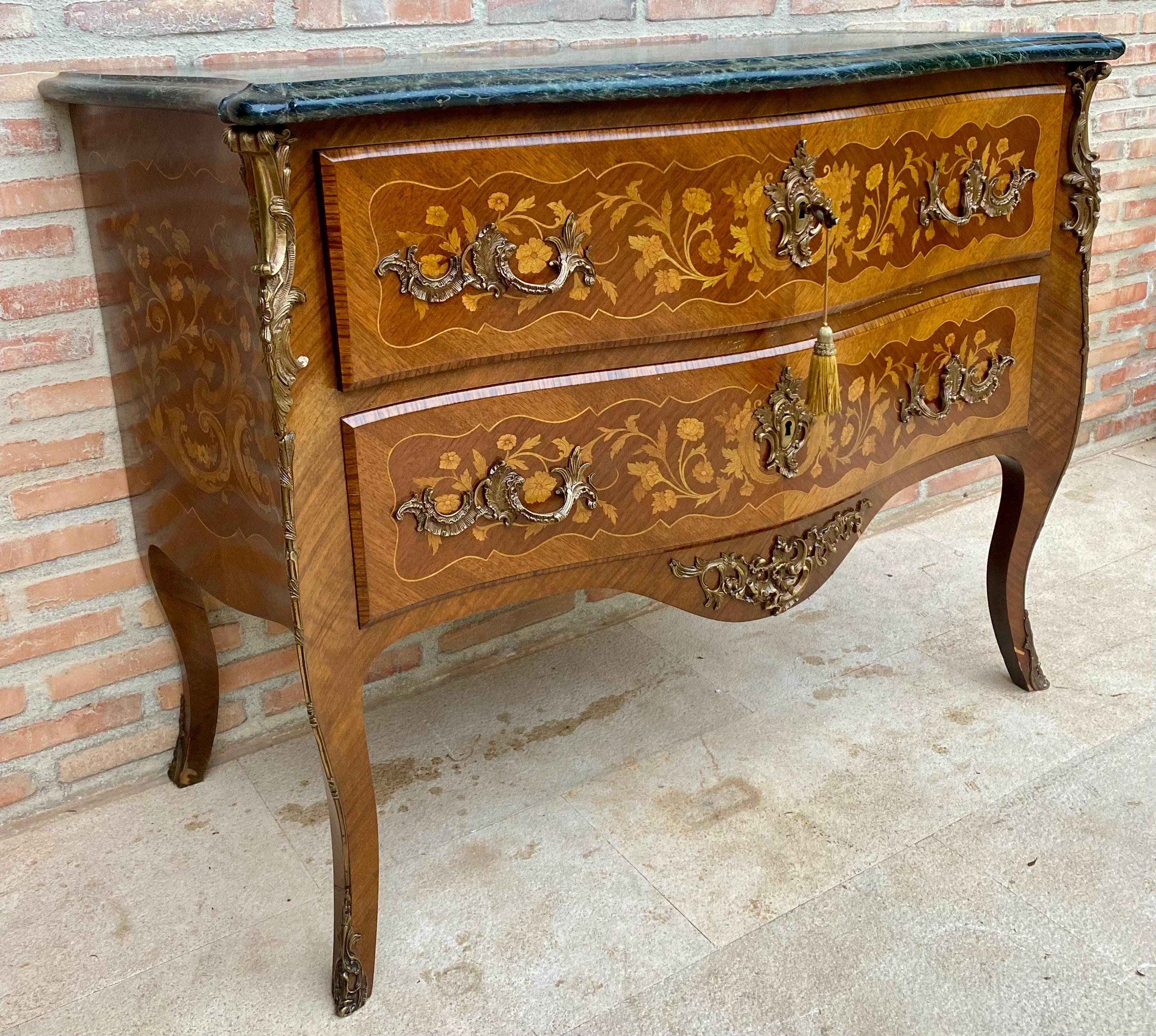 Commodo francese in stile Luigi XV Bombé in legno satinato intarsiato e ornato, 1940 In condizioni buone in vendita a Miami, FL