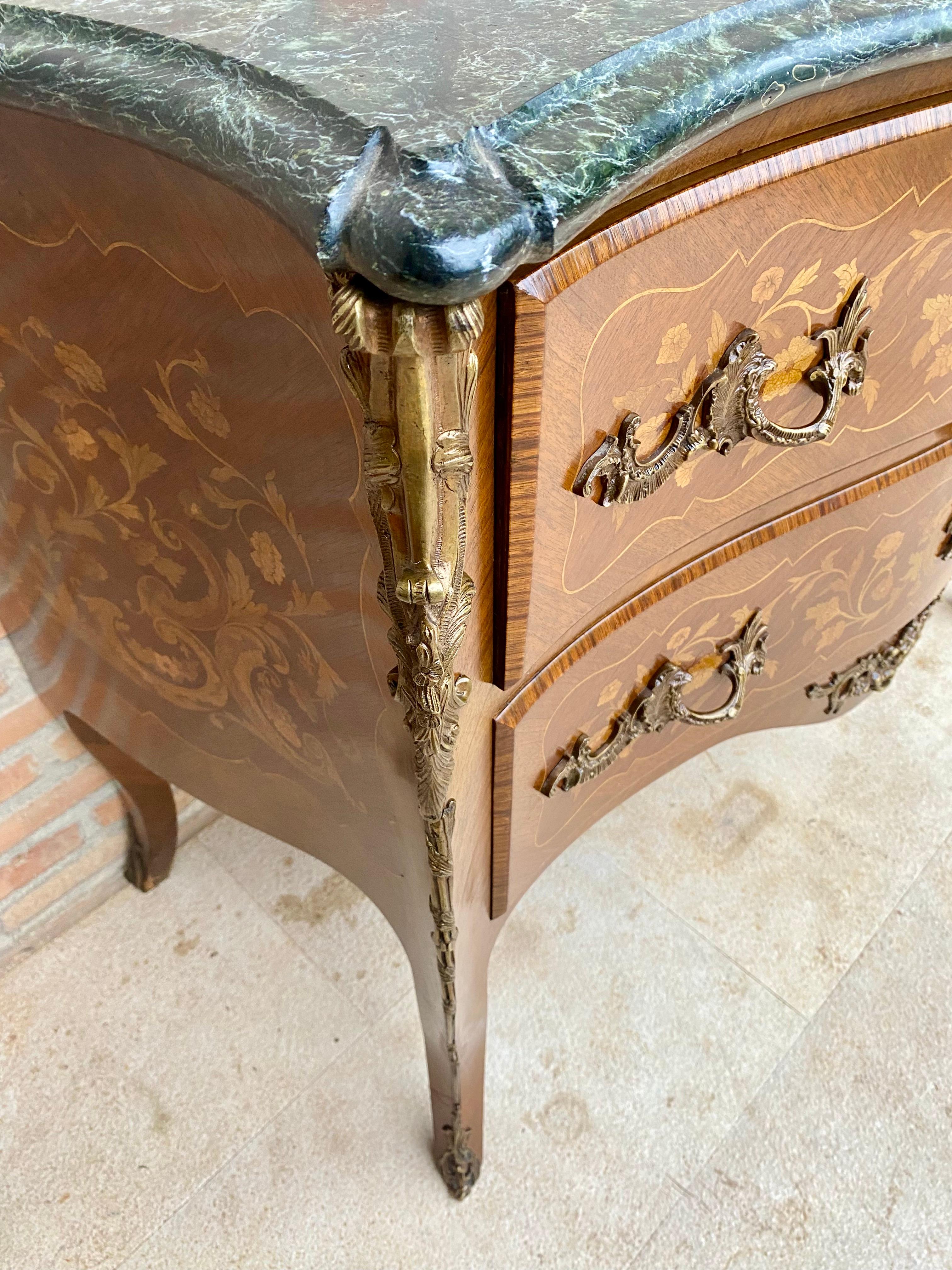 XX secolo Commodo francese in stile Luigi XV Bombé in legno satinato intarsiato e ornato, 1940 in vendita