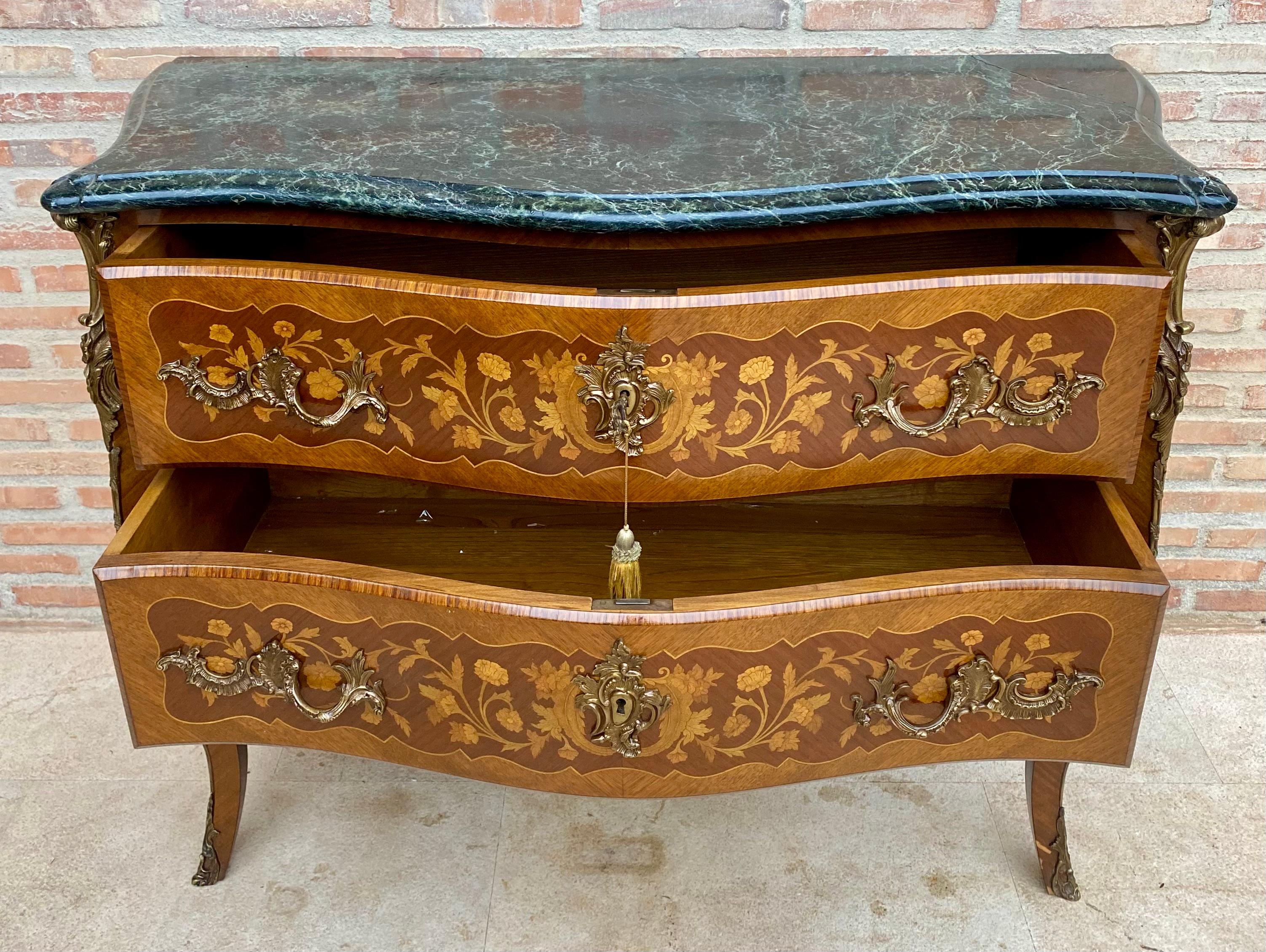 Commodo francese in stile Luigi XV Bombé in legno satinato intarsiato e ornato, 1940 in vendita 1