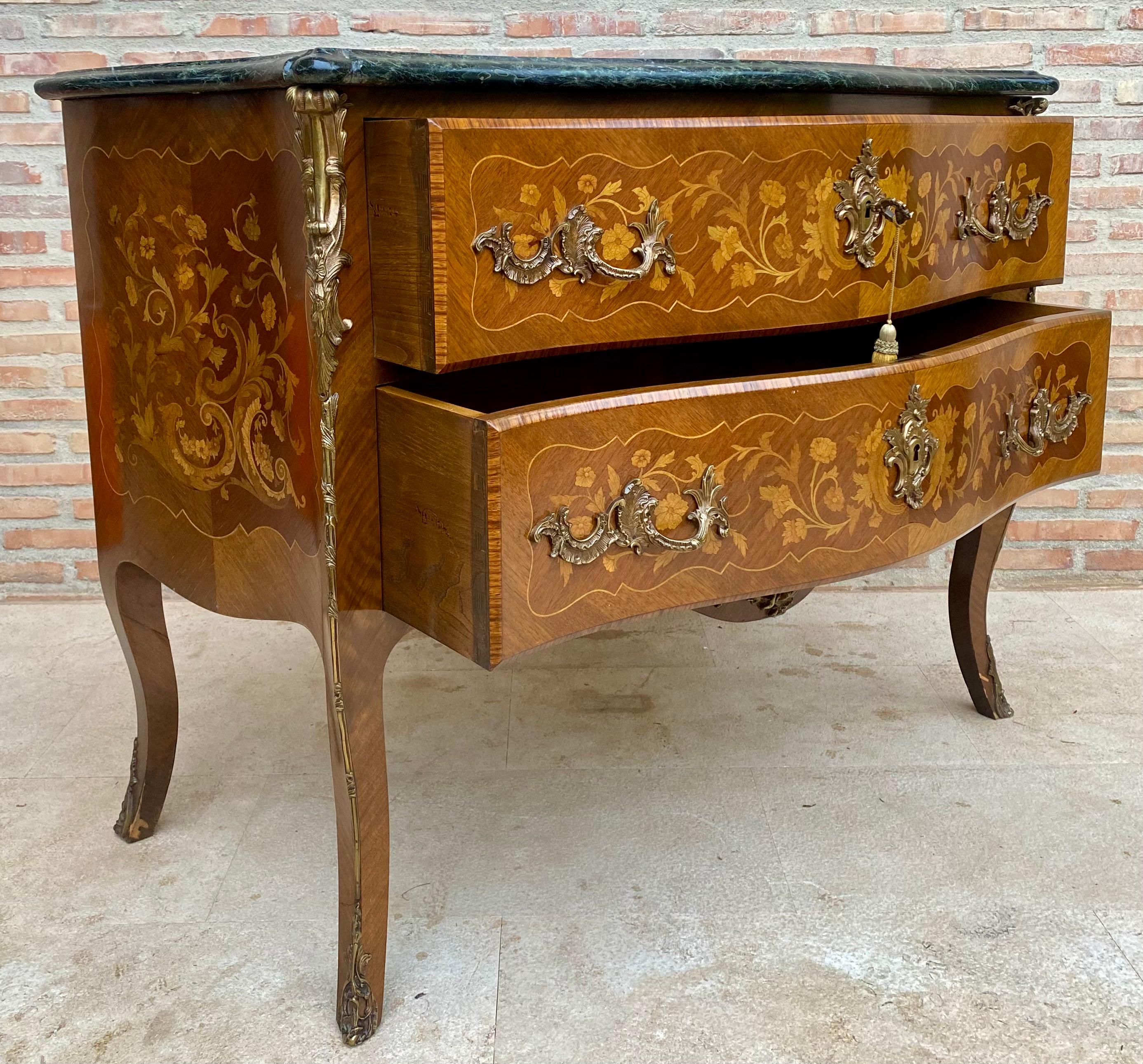 Commodo francese in stile Luigi XV Bombé in legno satinato intarsiato e ornato, 1940 in vendita 2