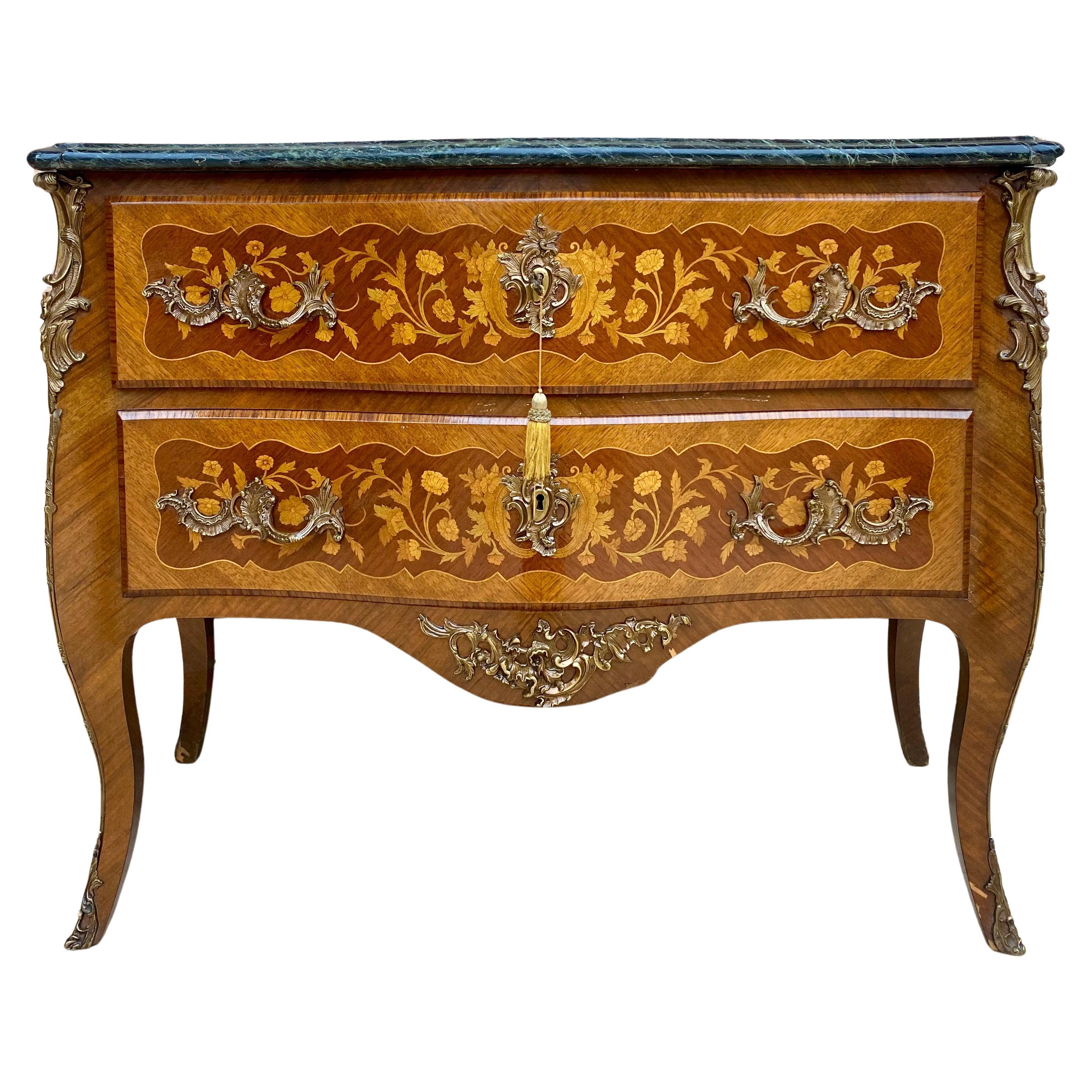 Commodo francese in stile Luigi XV Bombé in legno satinato intarsiato e ornato, 1940