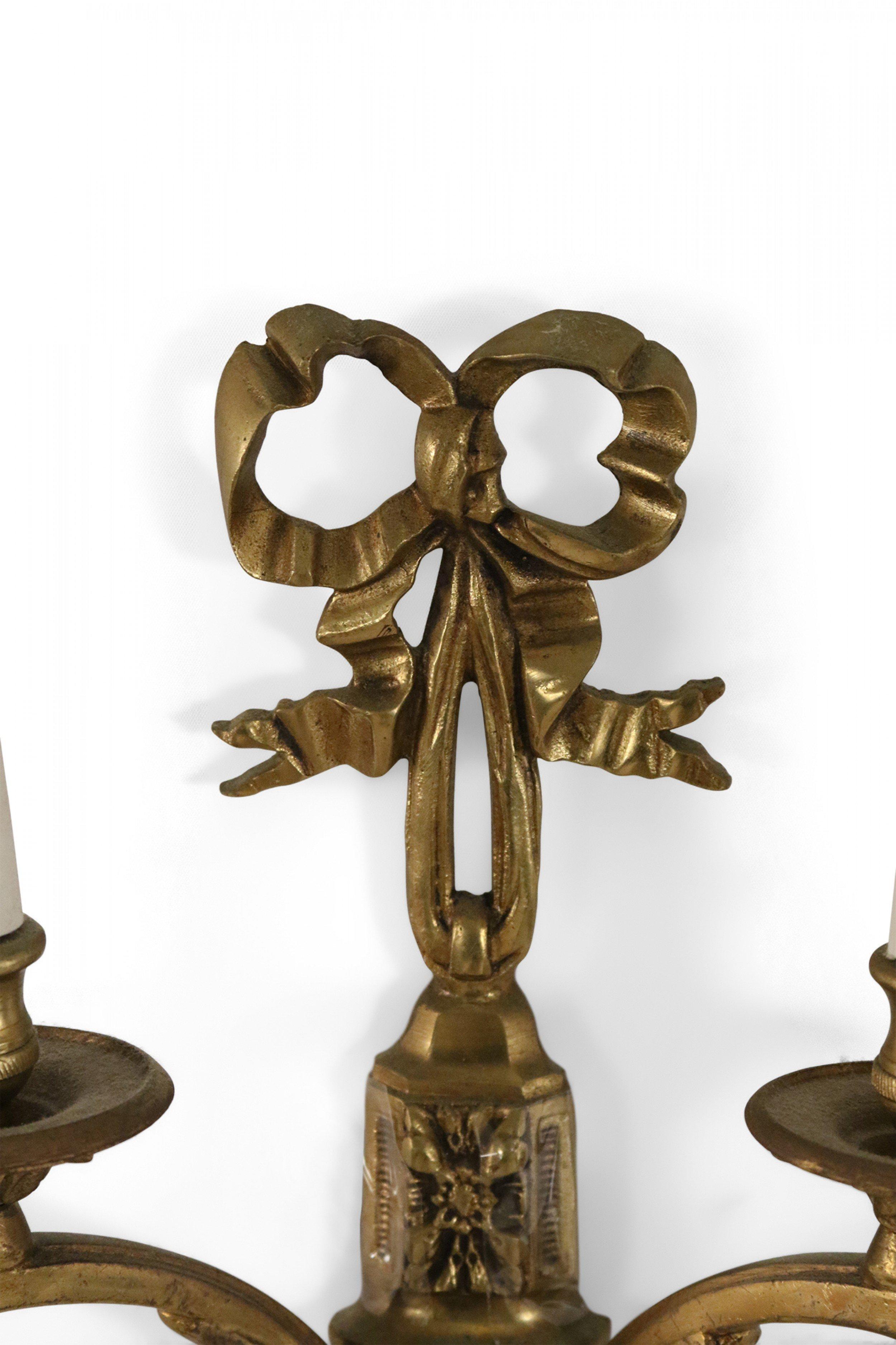 Metallo Applique francese in ottone con nodo a fiocco in stile Luigi XV in vendita