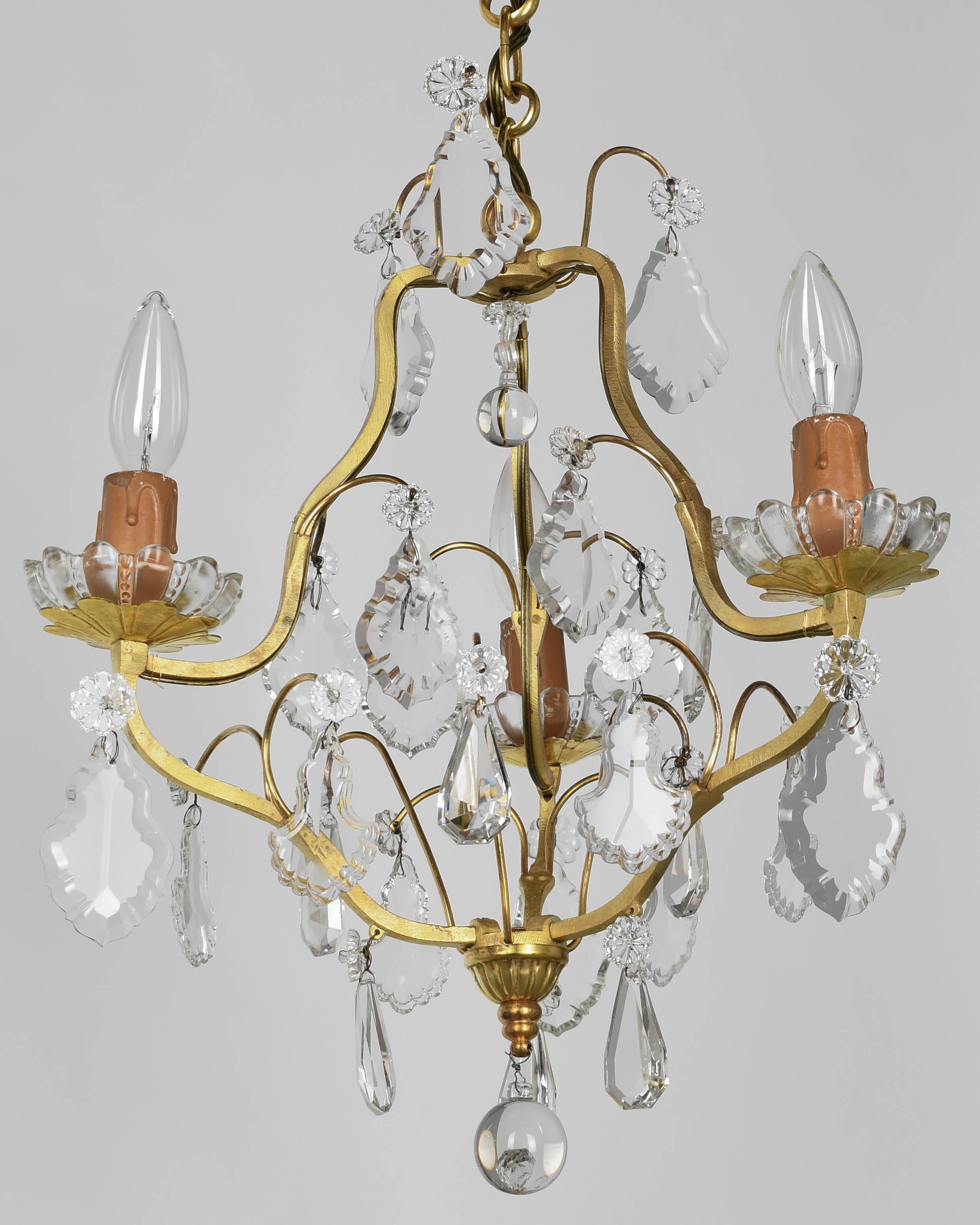 Lampadario francese in ottone e cristallo in stile Luigi XV in vendita 3
