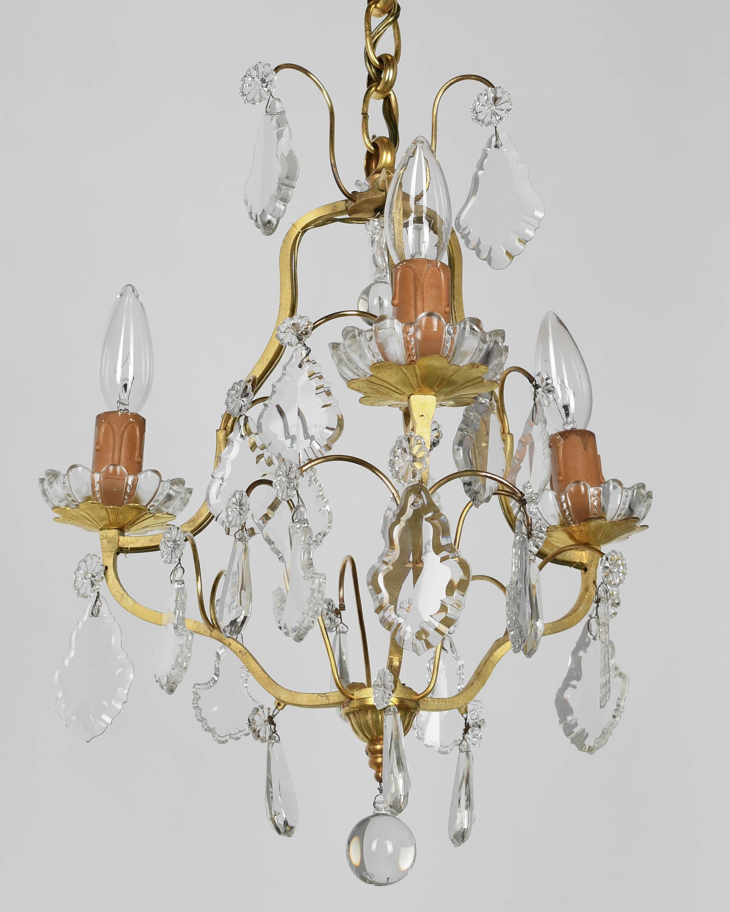 Lampadario francese in ottone e cristallo in stile Luigi XV in vendita 4
