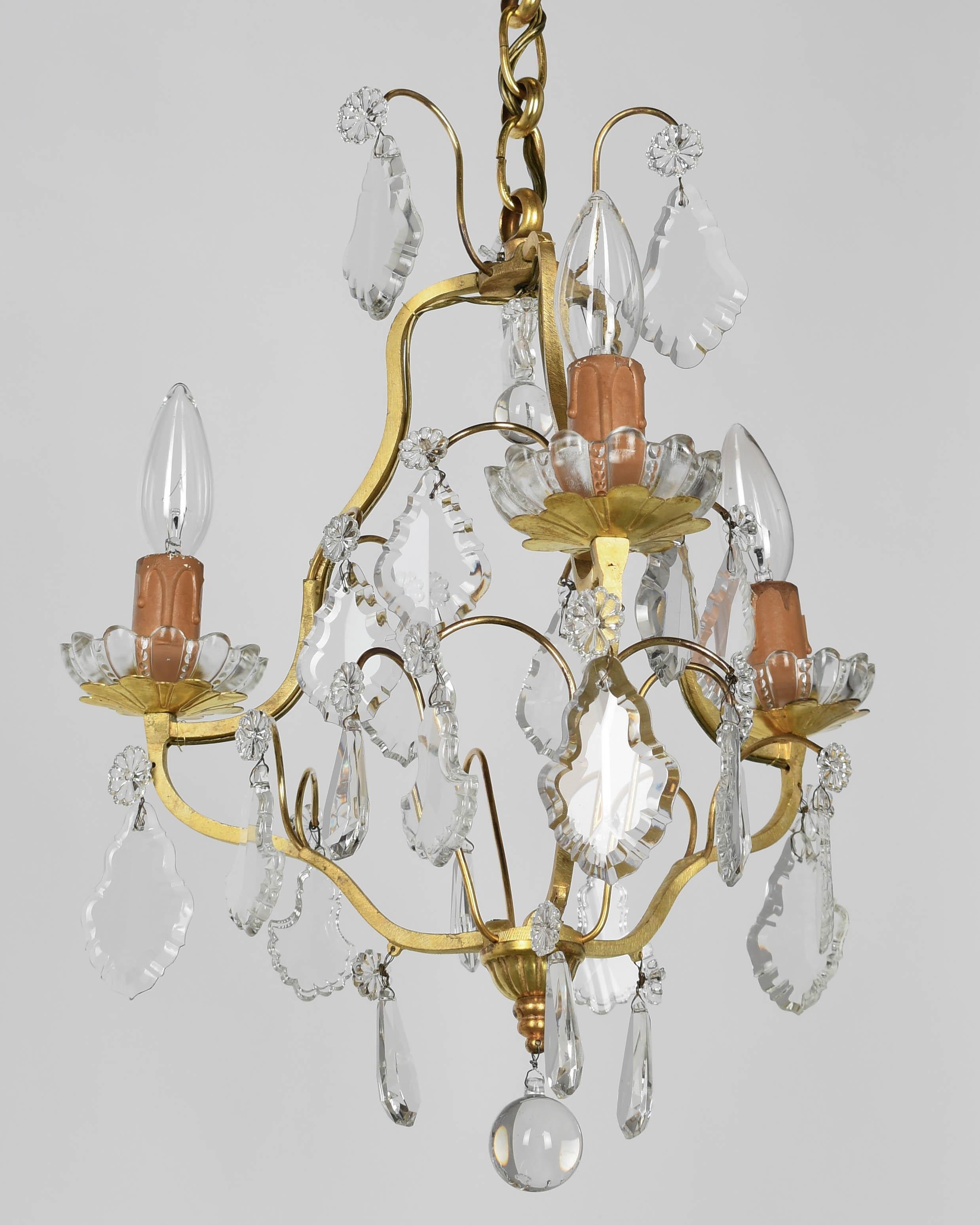 Lampadario francese in ottone e cristallo in stile Luigi XV in vendita 5