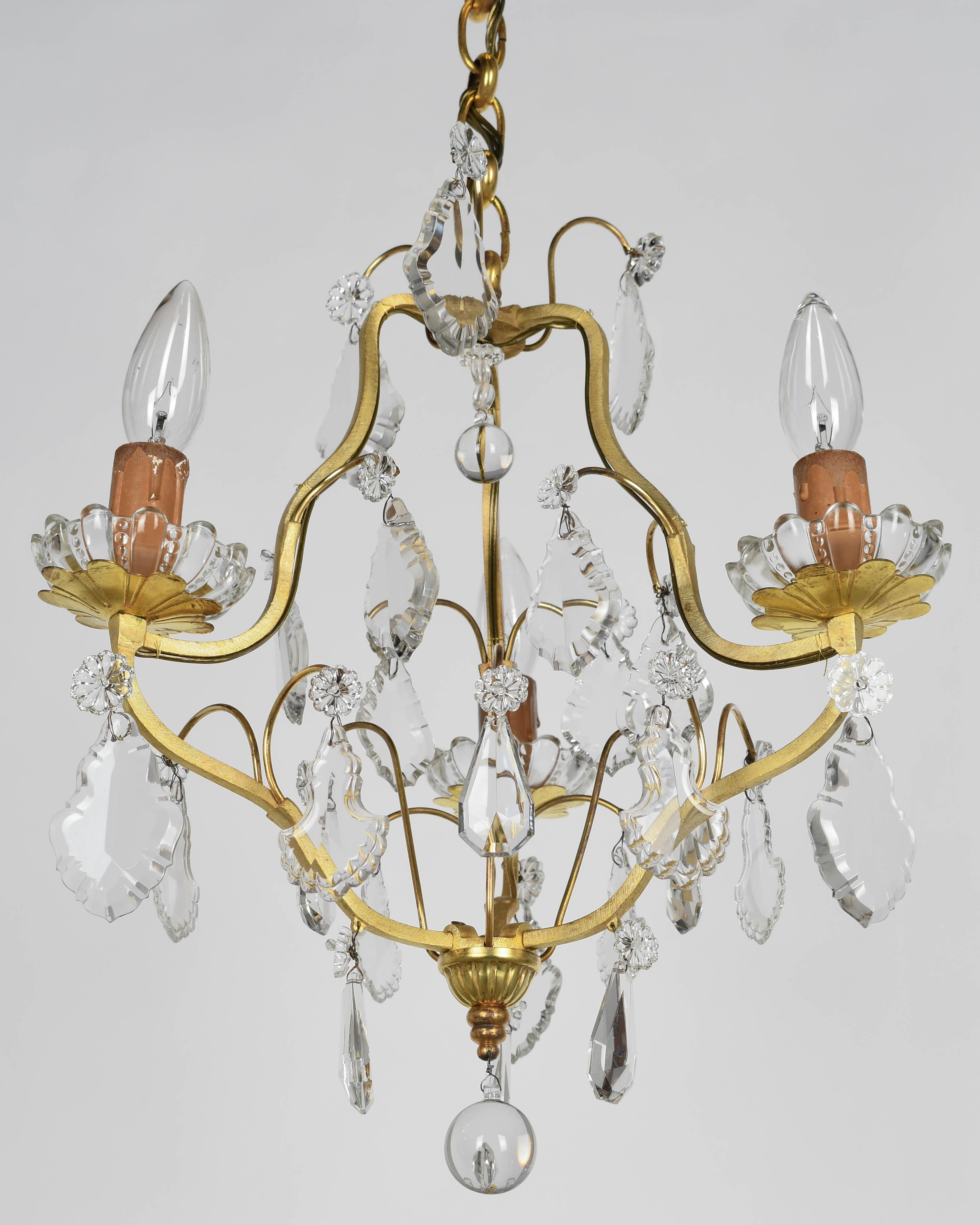 Lampadario francese in ottone e cristallo in stile Luigi XV in vendita 6
