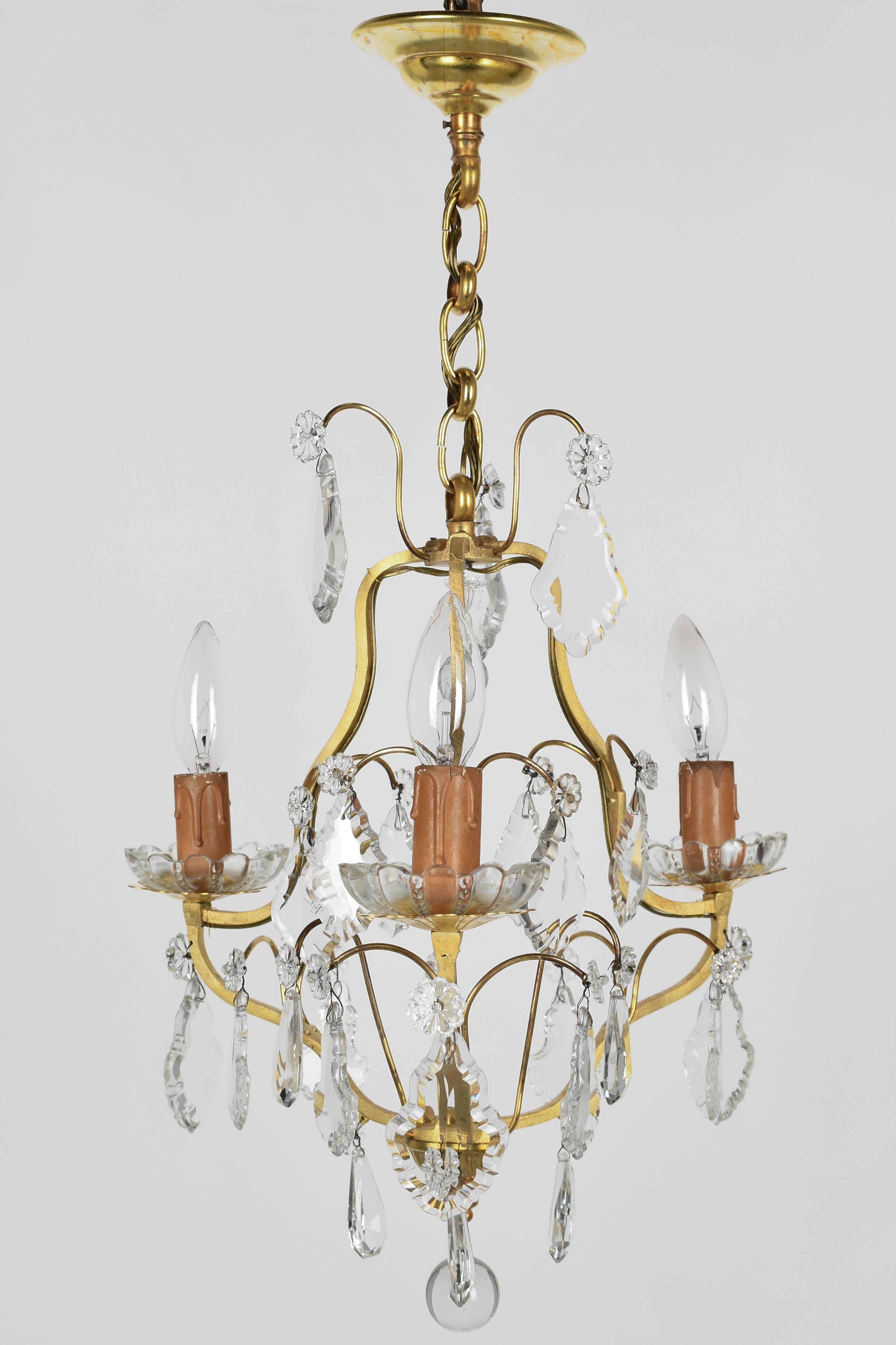XX secolo Lampadario francese in ottone e cristallo in stile Luigi XV in vendita
