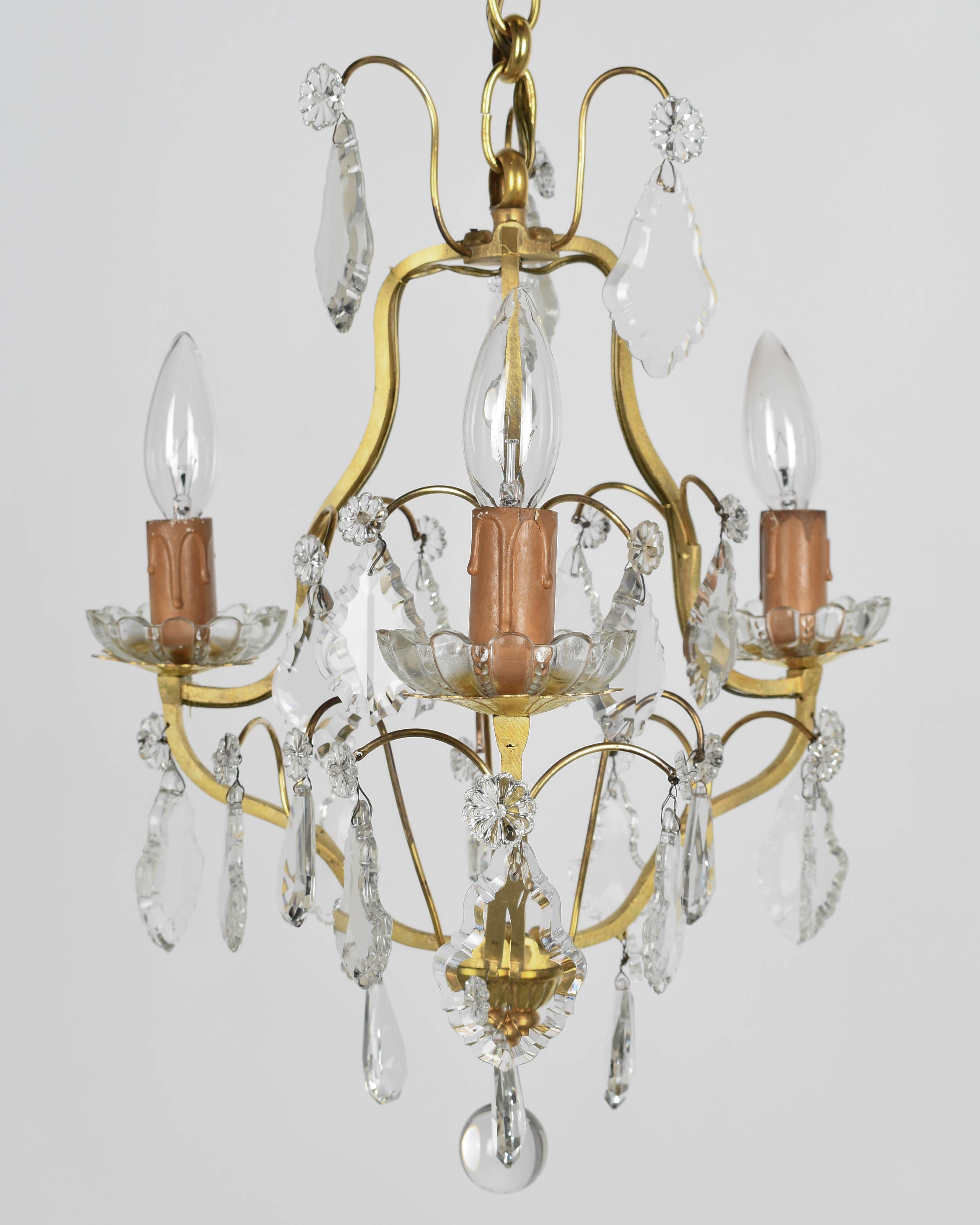 Ottone Lampadario francese in ottone e cristallo in stile Luigi XV in vendita