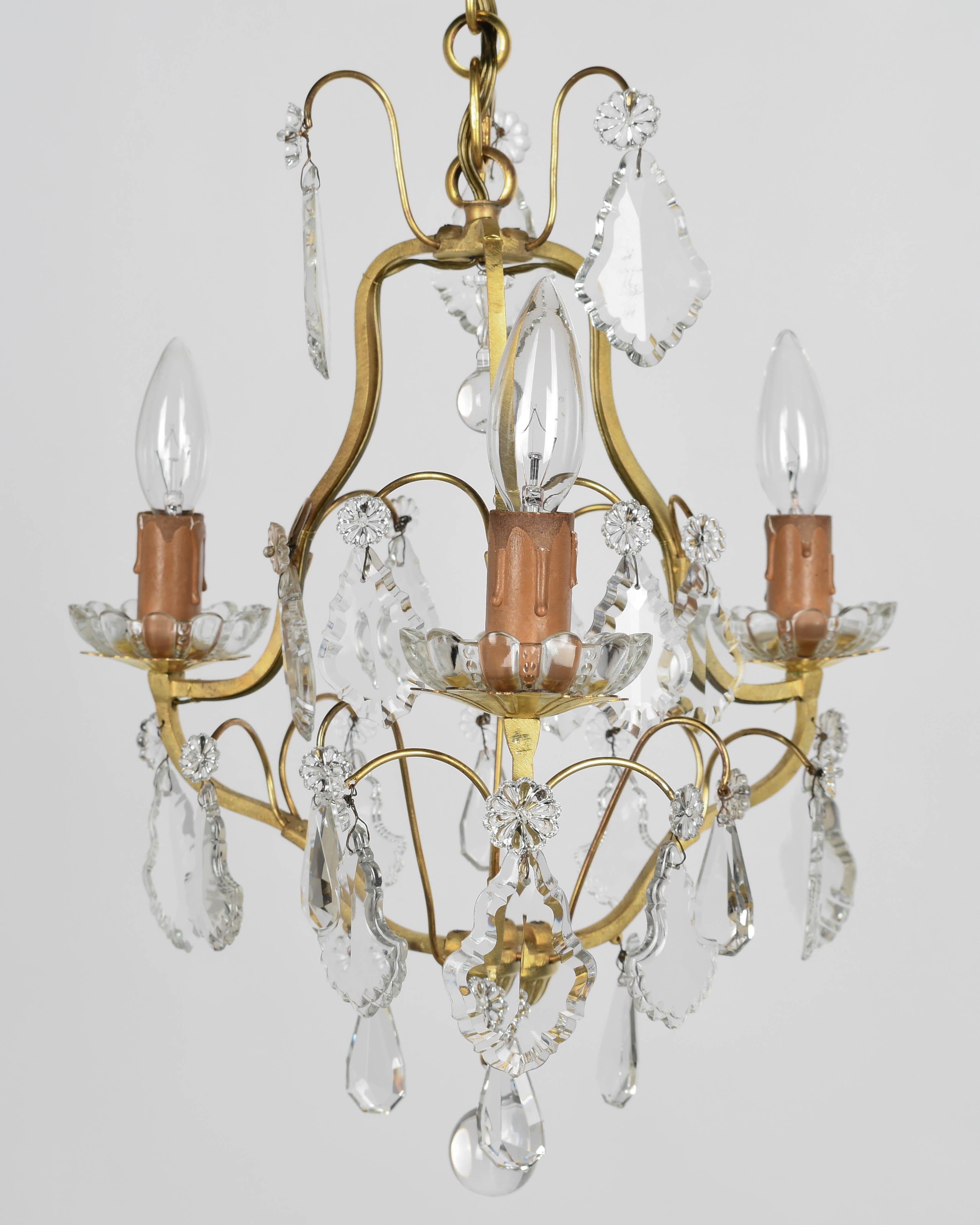 Lampadario francese in ottone e cristallo in stile Luigi XV in vendita 1