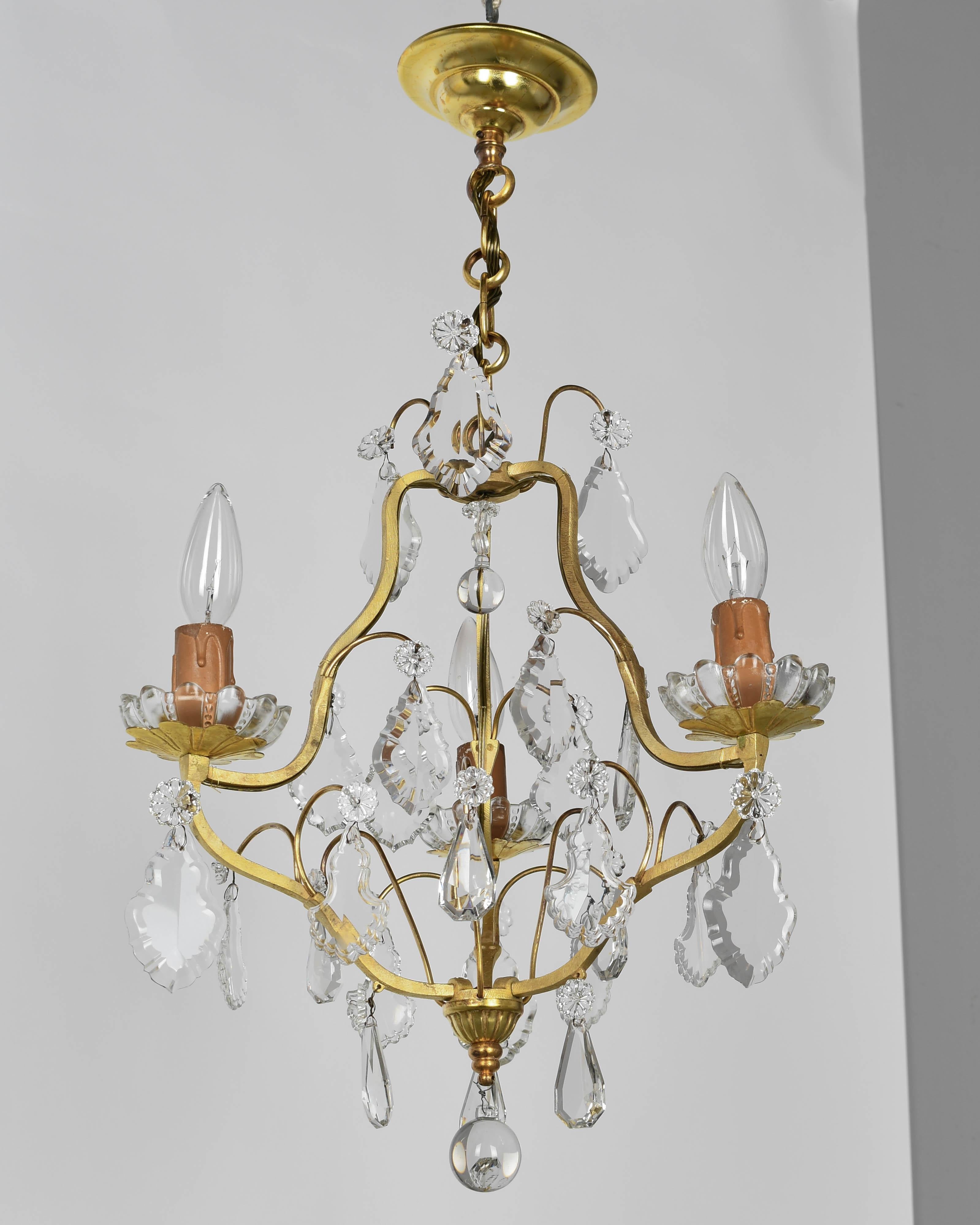 Lampadario francese in ottone e cristallo in stile Luigi XV in vendita 2