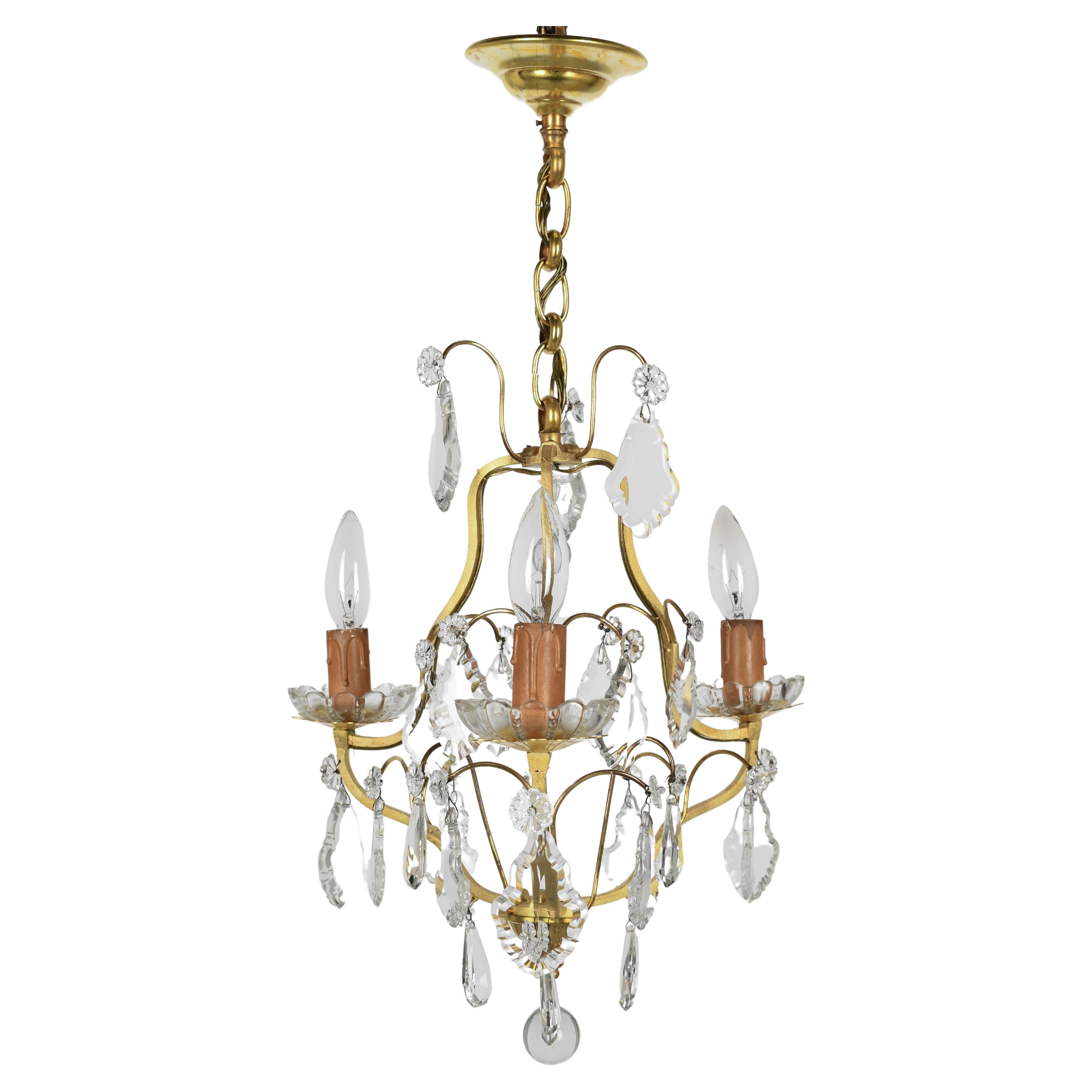 Lampadario francese in ottone e cristallo in stile Luigi XV