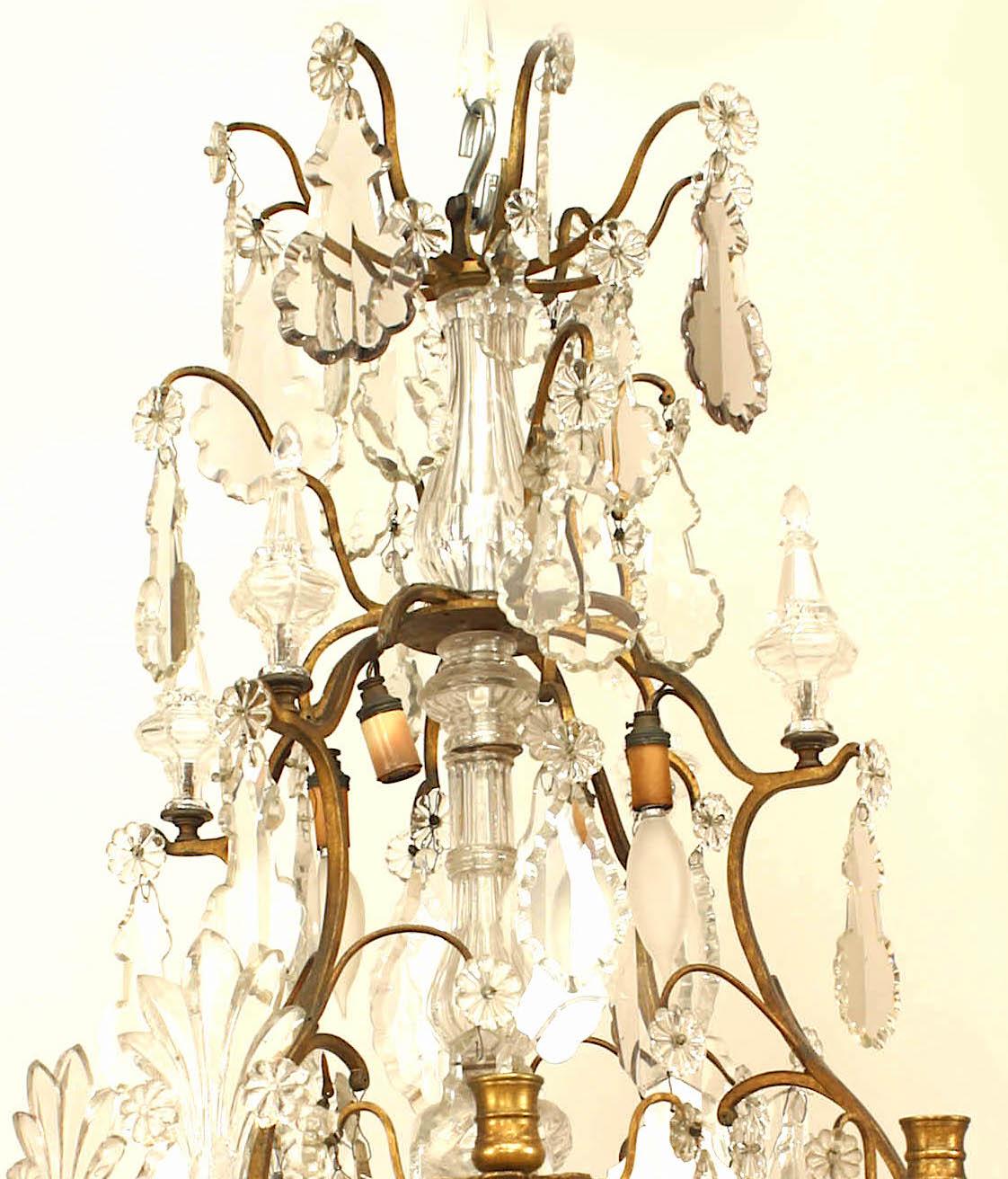 Französischer Kronleuchter im Louis XV-Stil aus Bronze und Kristall mit verschiedenen Kristalltropfen und Endstücken sowie 8 Kerzenhaltern und 8 Lampenfassungen.
