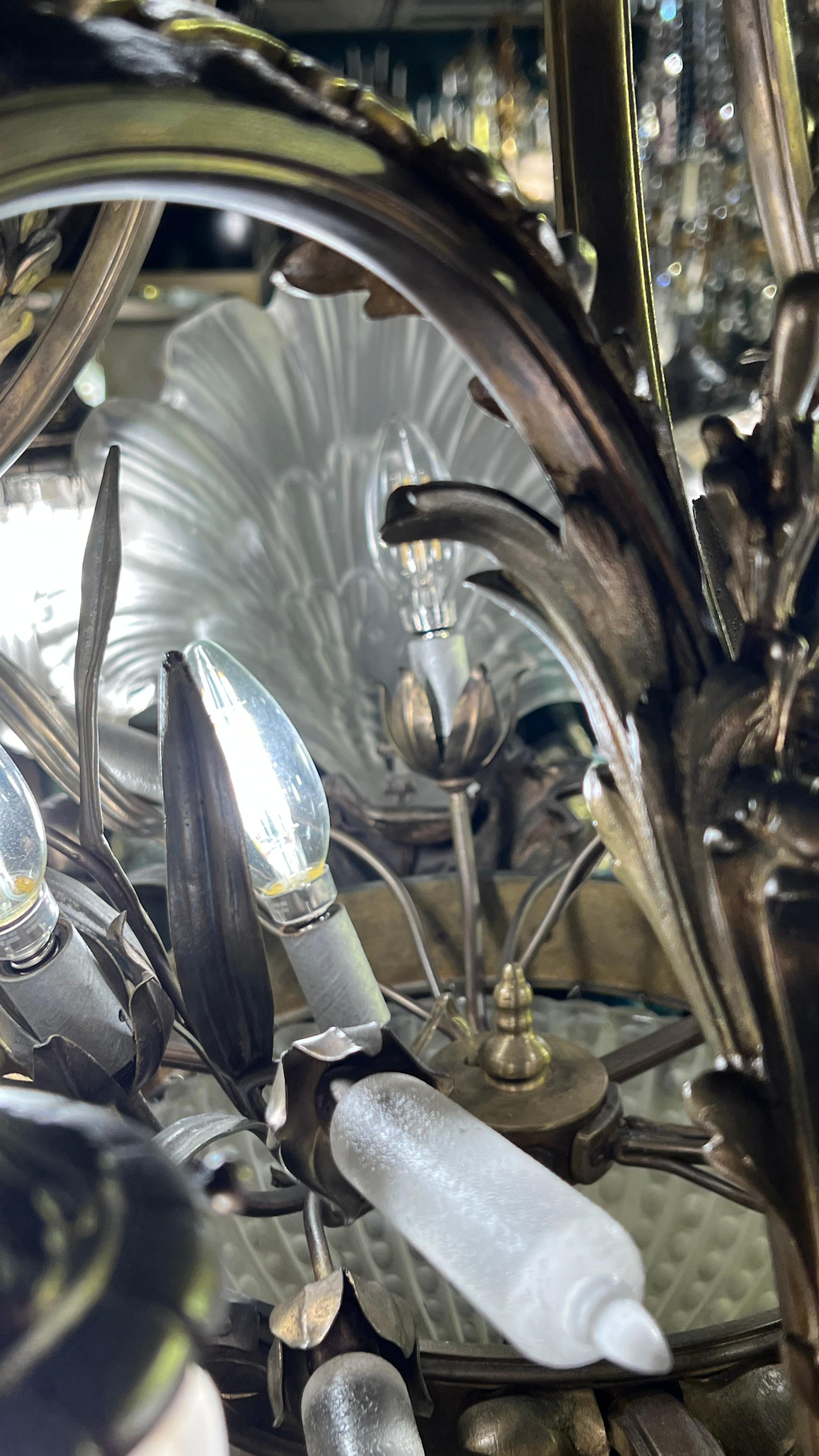 French Louis XV style  Bronze and frosted glass shell motif Chandelier For Sale 4