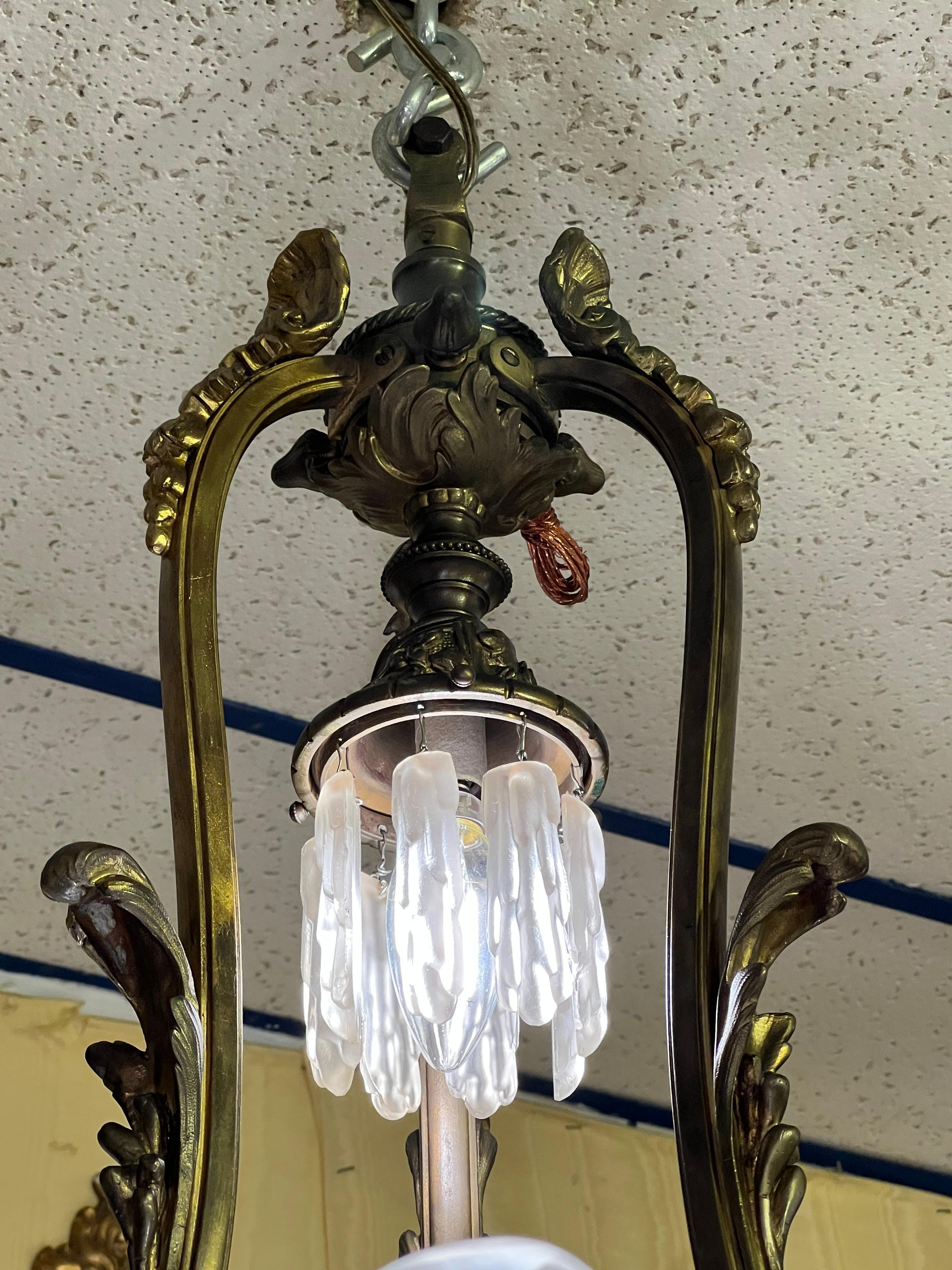 French Louis XV style  Bronze and frosted glass shell motif Chandelier For Sale 5