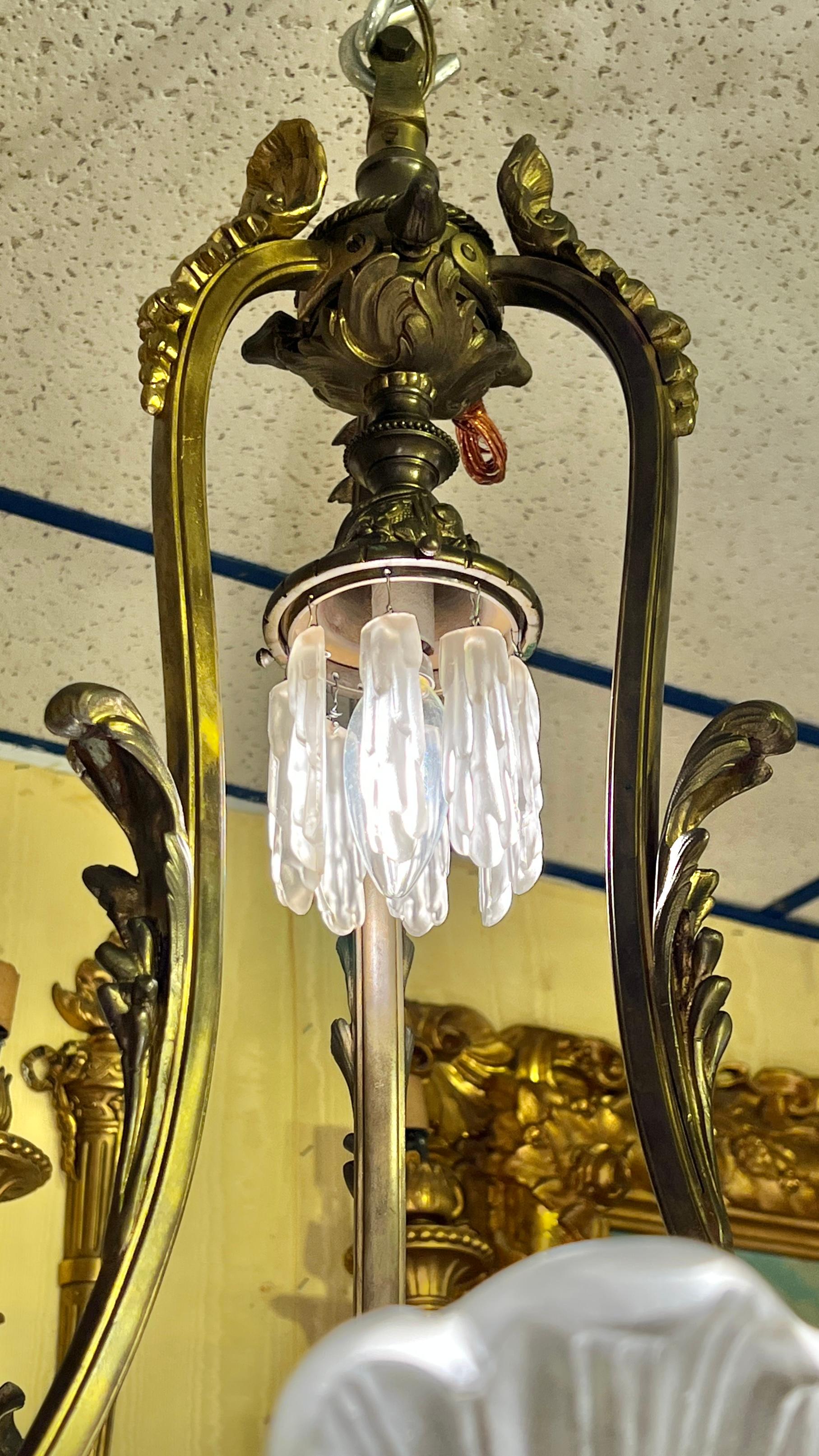 French Louis XV style  Bronze and frosted glass shell motif Chandelier For Sale 2