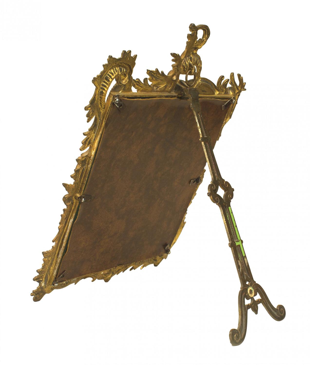 Miroir de coiffeuse / vanité de style Louis XV (19e / 20e siècle) en bronze doré, à décor de volutes et support chevalet.