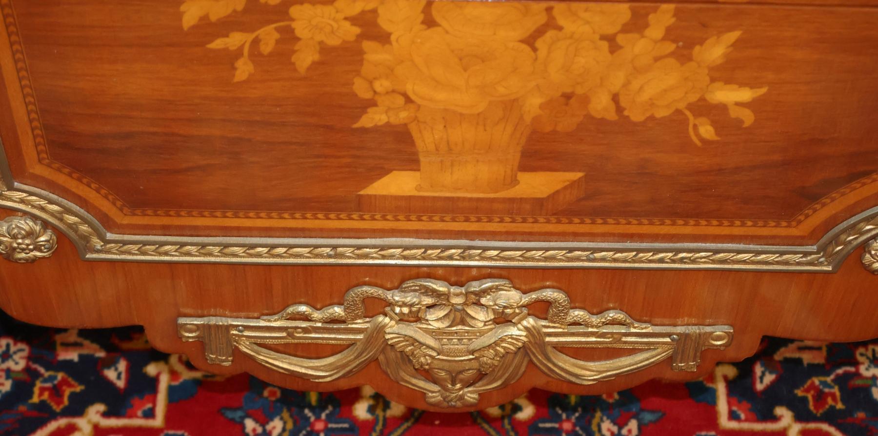 Commode de style Louis XV en marqueterie de bronze en vente 3