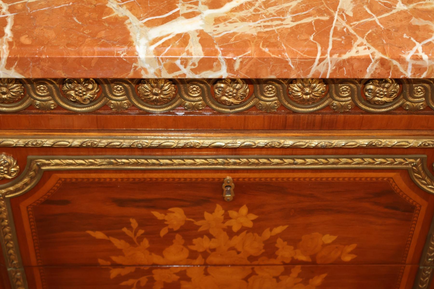 Commode de style Louis XV en marqueterie de bronze en vente 4