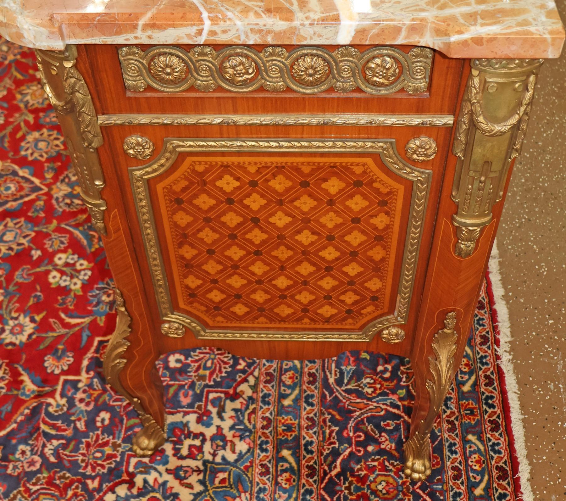 Commode de style Louis XV en marqueterie de bronze en vente 6