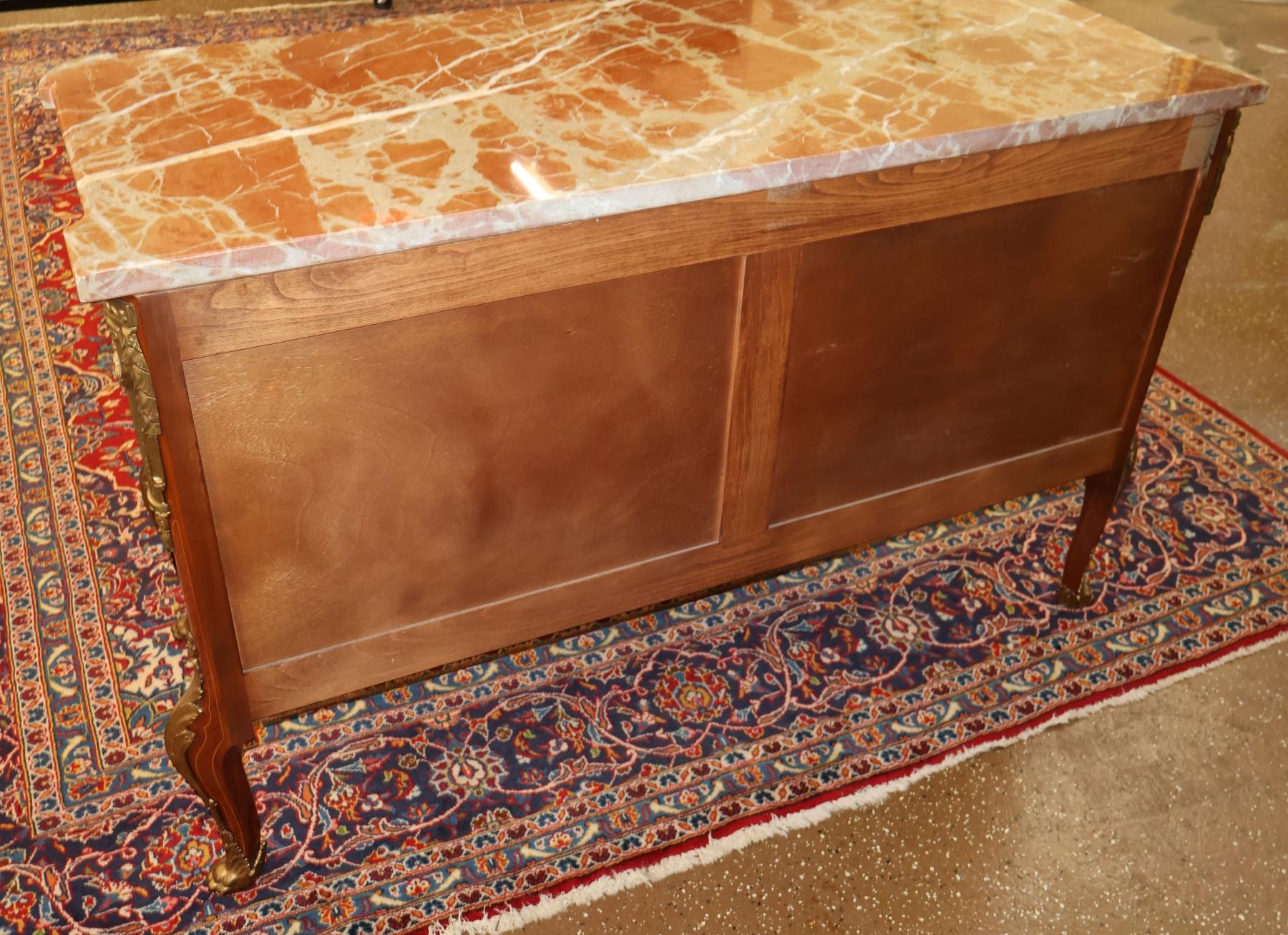 Commode de style Louis XV en marqueterie de bronze en vente 7