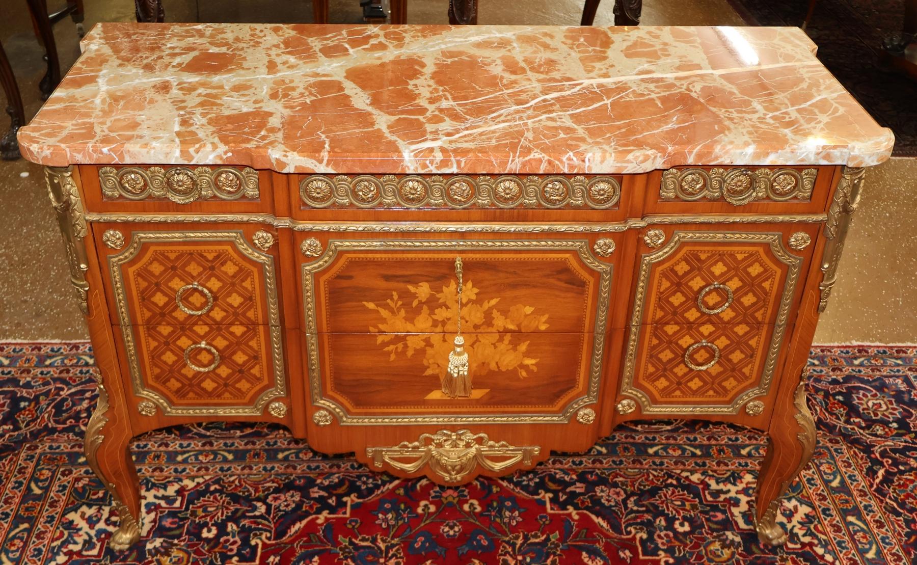 Superbe commode de style Louis XV en bronze incrusté

Dimensions : 53