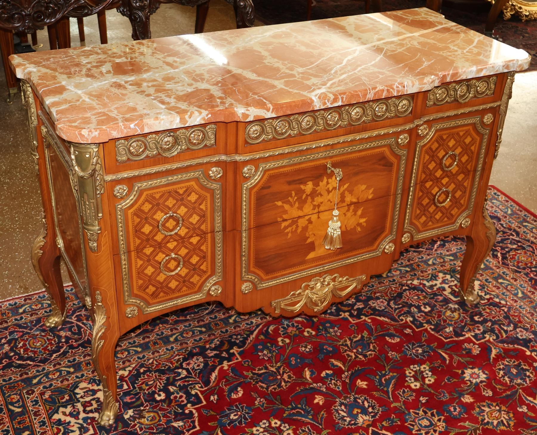 Louis XVI Commode de style Louis XV en marqueterie de bronze en vente