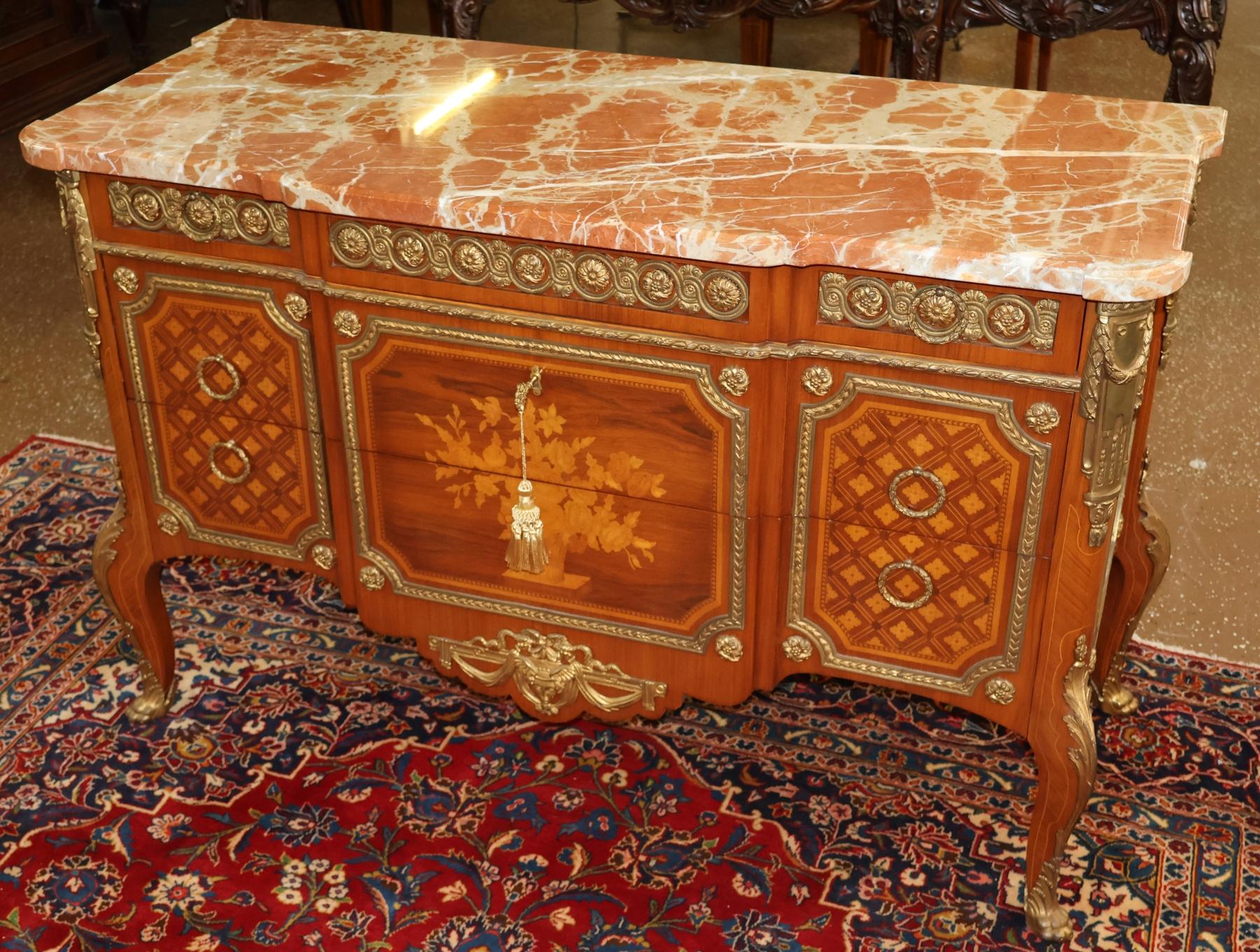 Français Commode de style Louis XV en marqueterie de bronze en vente