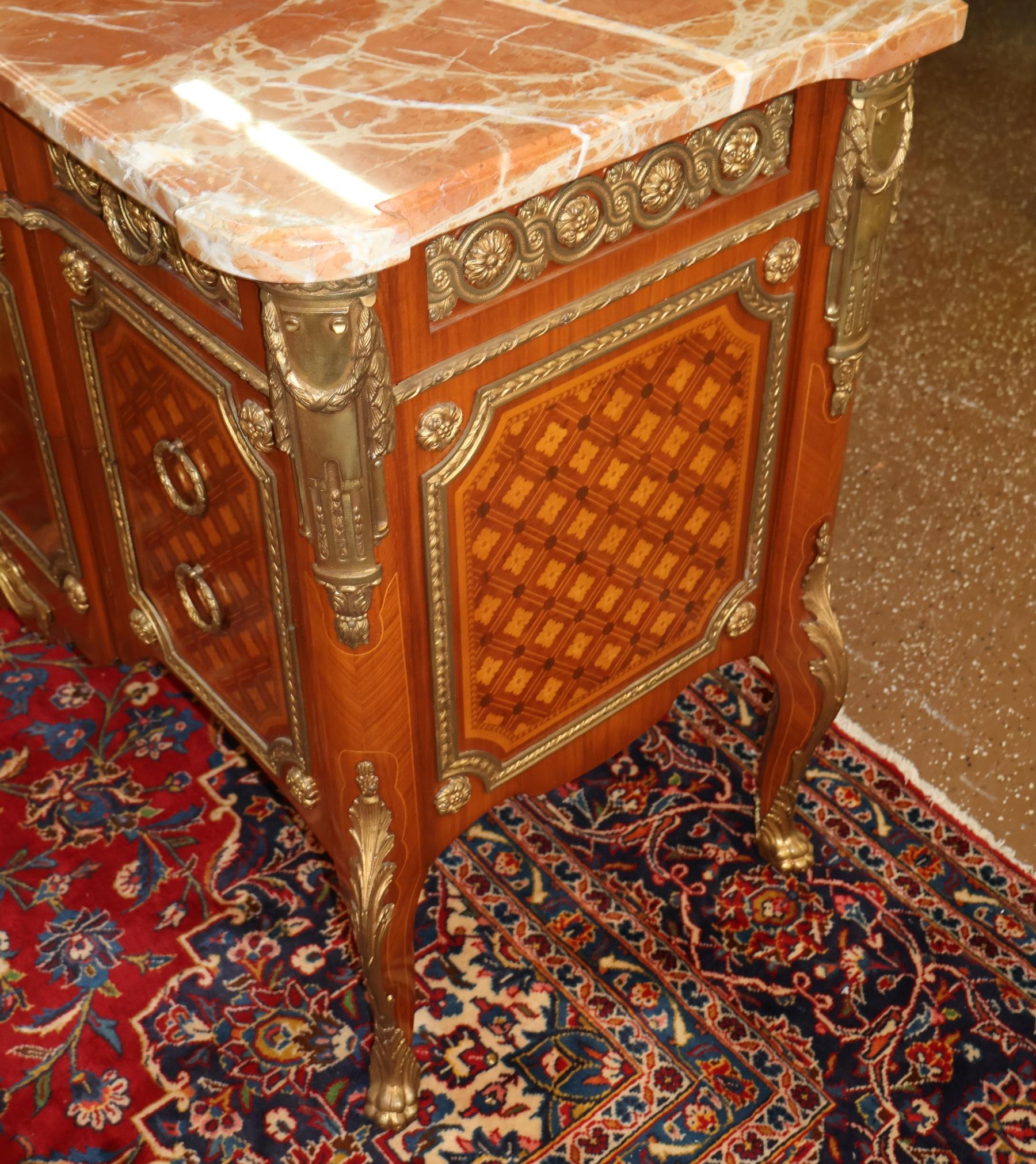 Commode de style Louis XV en marqueterie de bronze Excellent état - En vente à Long Branch, NJ