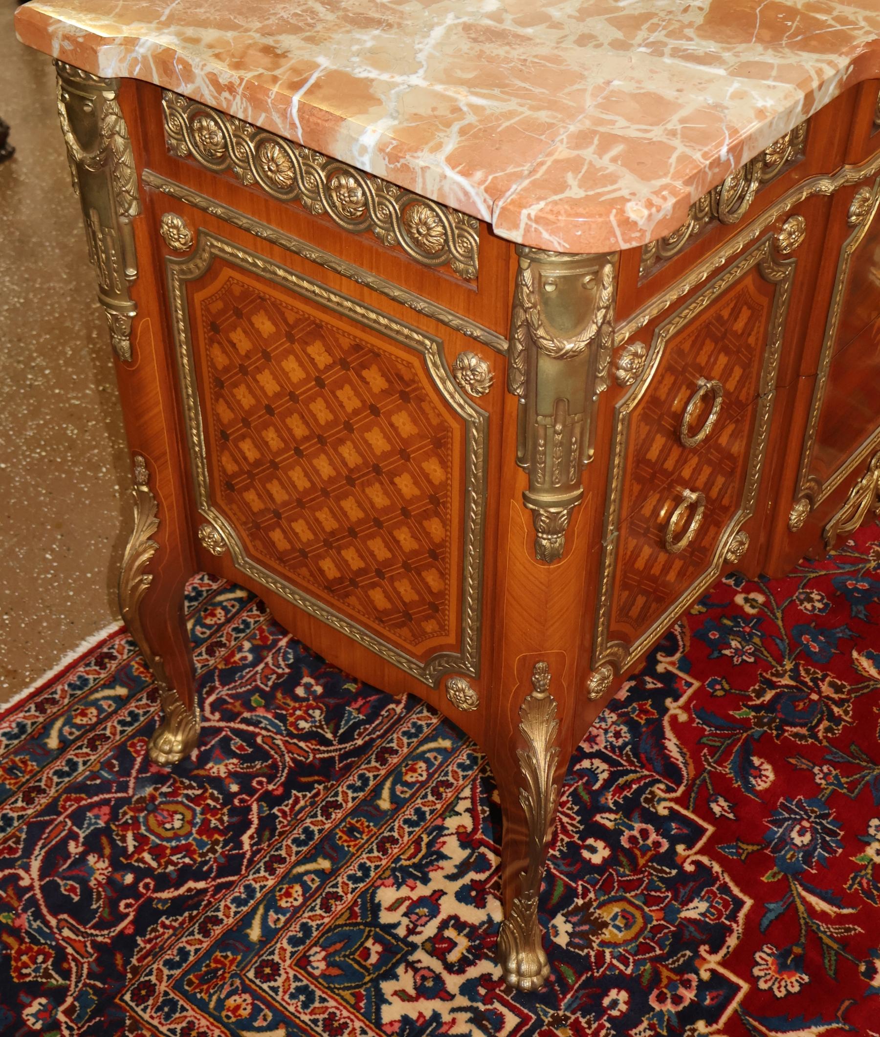 20ième siècle Commode de style Louis XV en marqueterie de bronze en vente