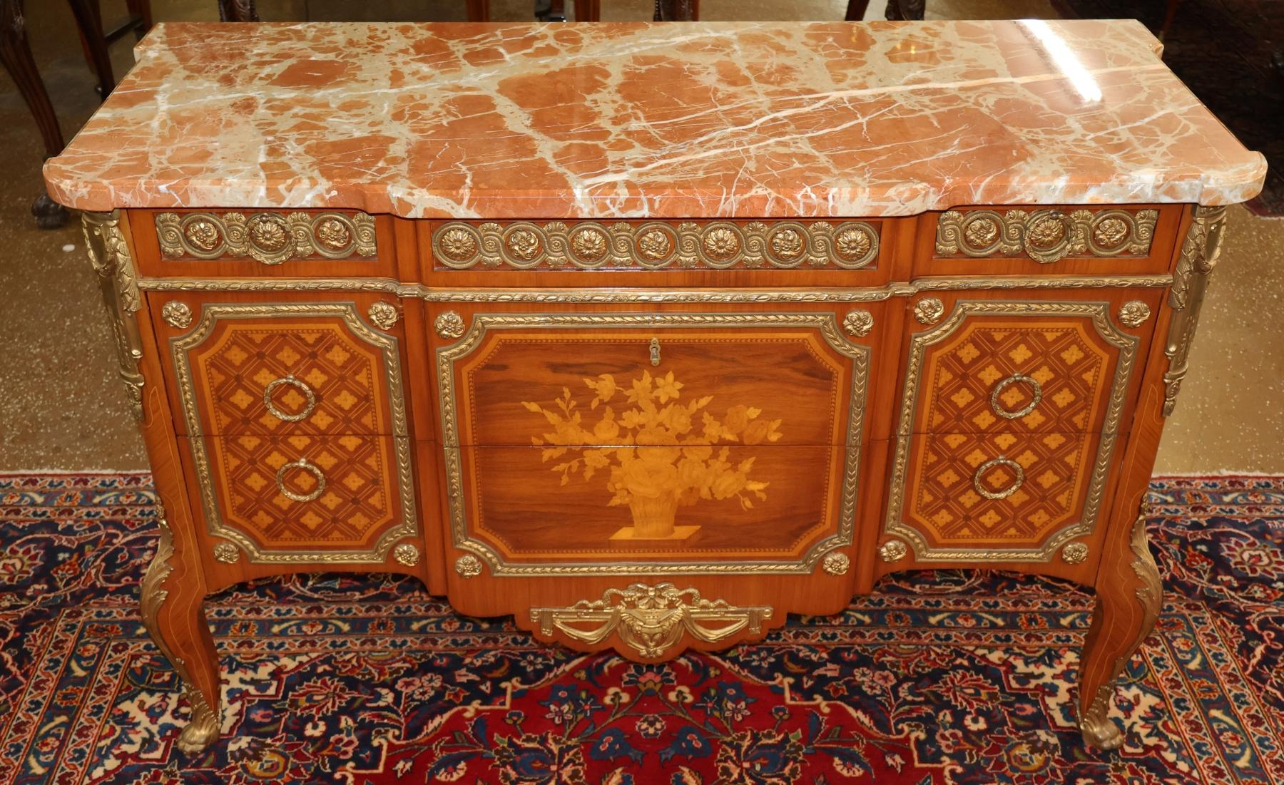 Marbre Commode de style Louis XV en marqueterie de bronze en vente