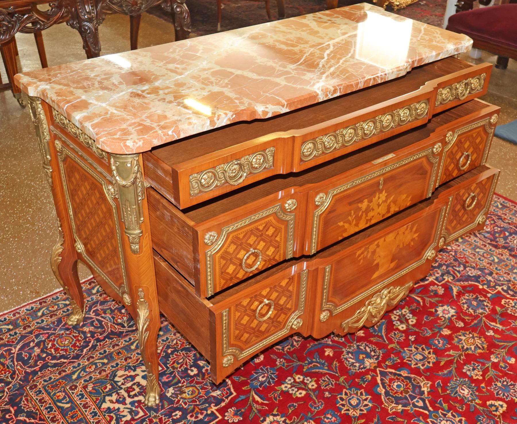 Commode de style Louis XV en marqueterie de bronze en vente 2