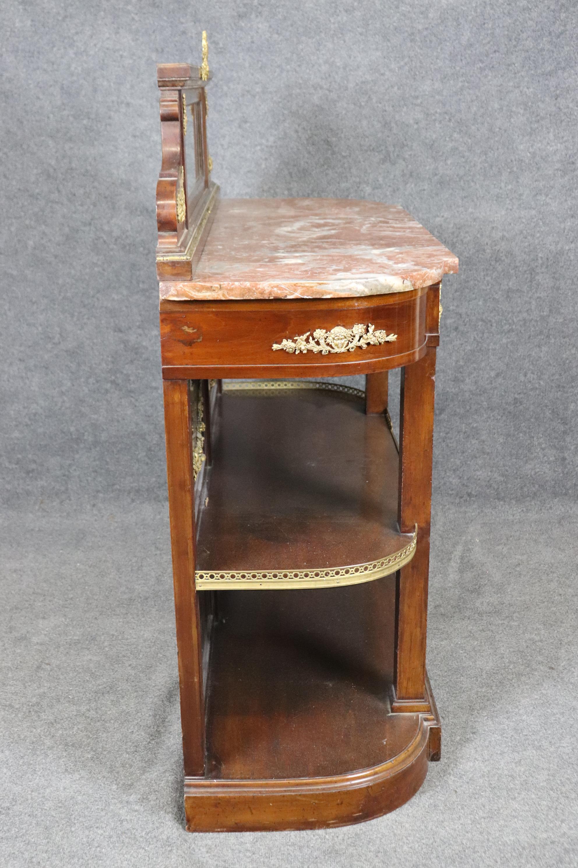 Fine XIX secolo Buffet francese in stile Luigi XV con specchio montato in bronzo e piano in marmo, circa 1890 in vendita