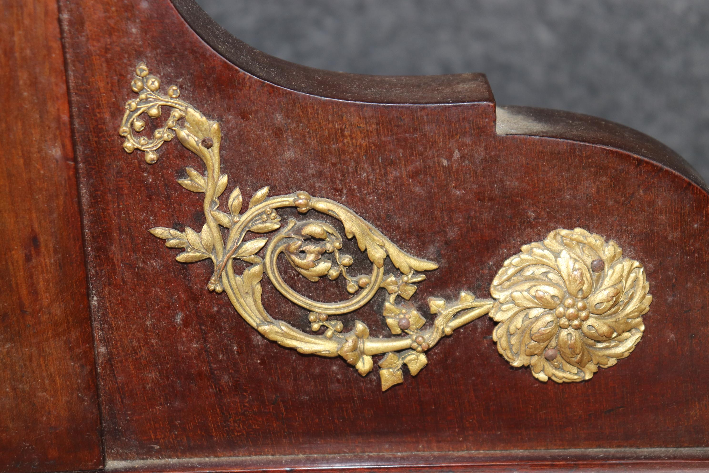 Buffet francese in stile Luigi XV con specchio montato in bronzo e piano in marmo, circa 1890 in vendita 3