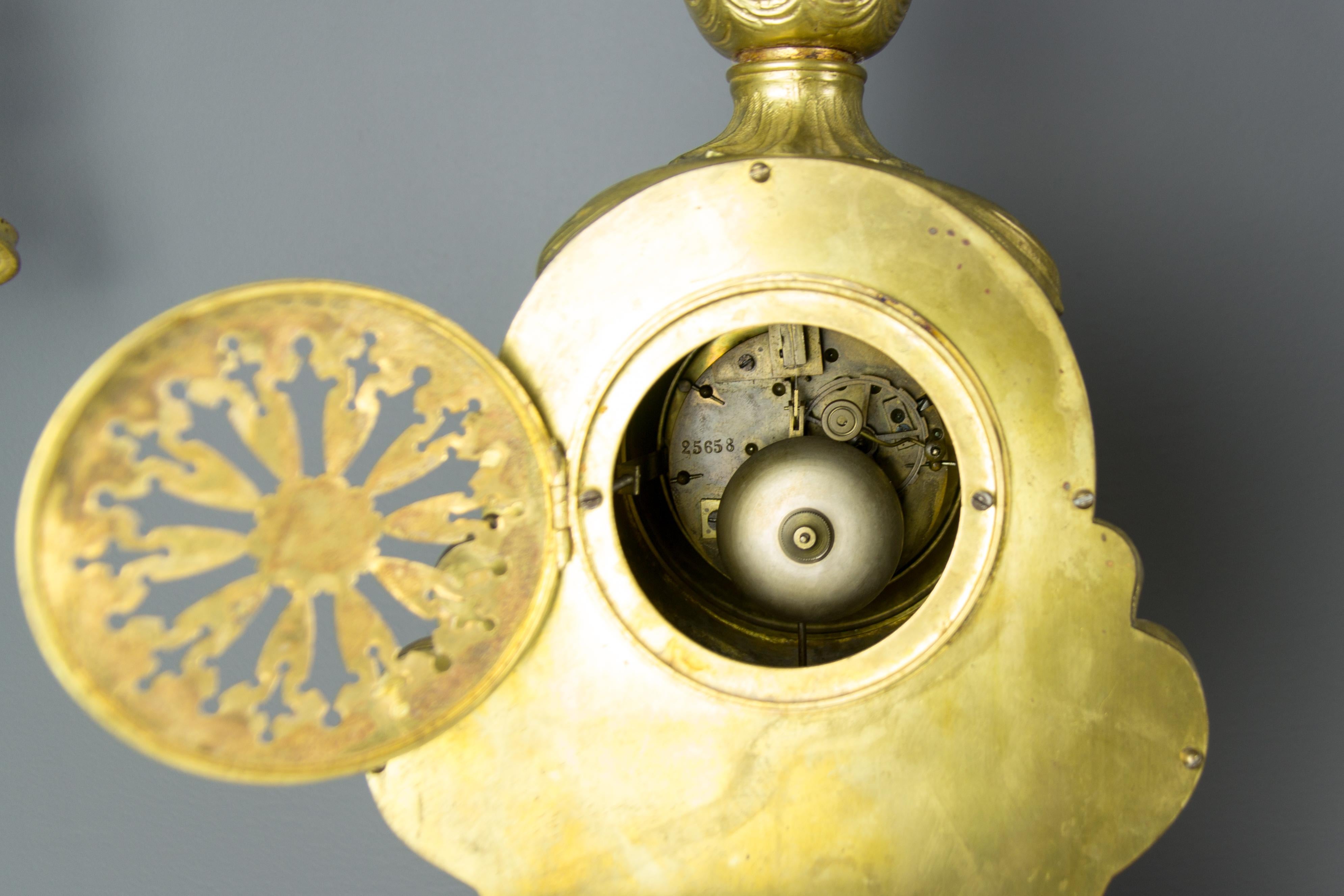 Dreiteiliges Bronze-Garnitur-Uhrenset im französischen Louis XV-Stil im Angebot 10
