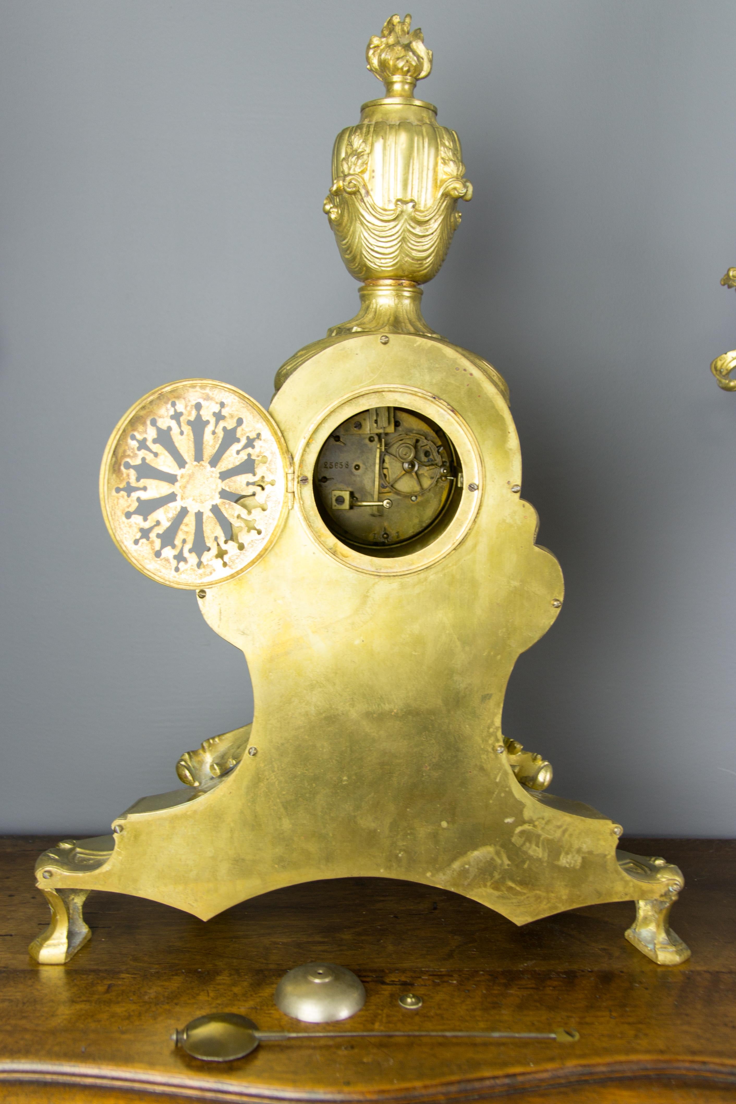 Dreiteiliges Bronze-Garnitur-Uhrenset im französischen Louis XV-Stil im Angebot 11