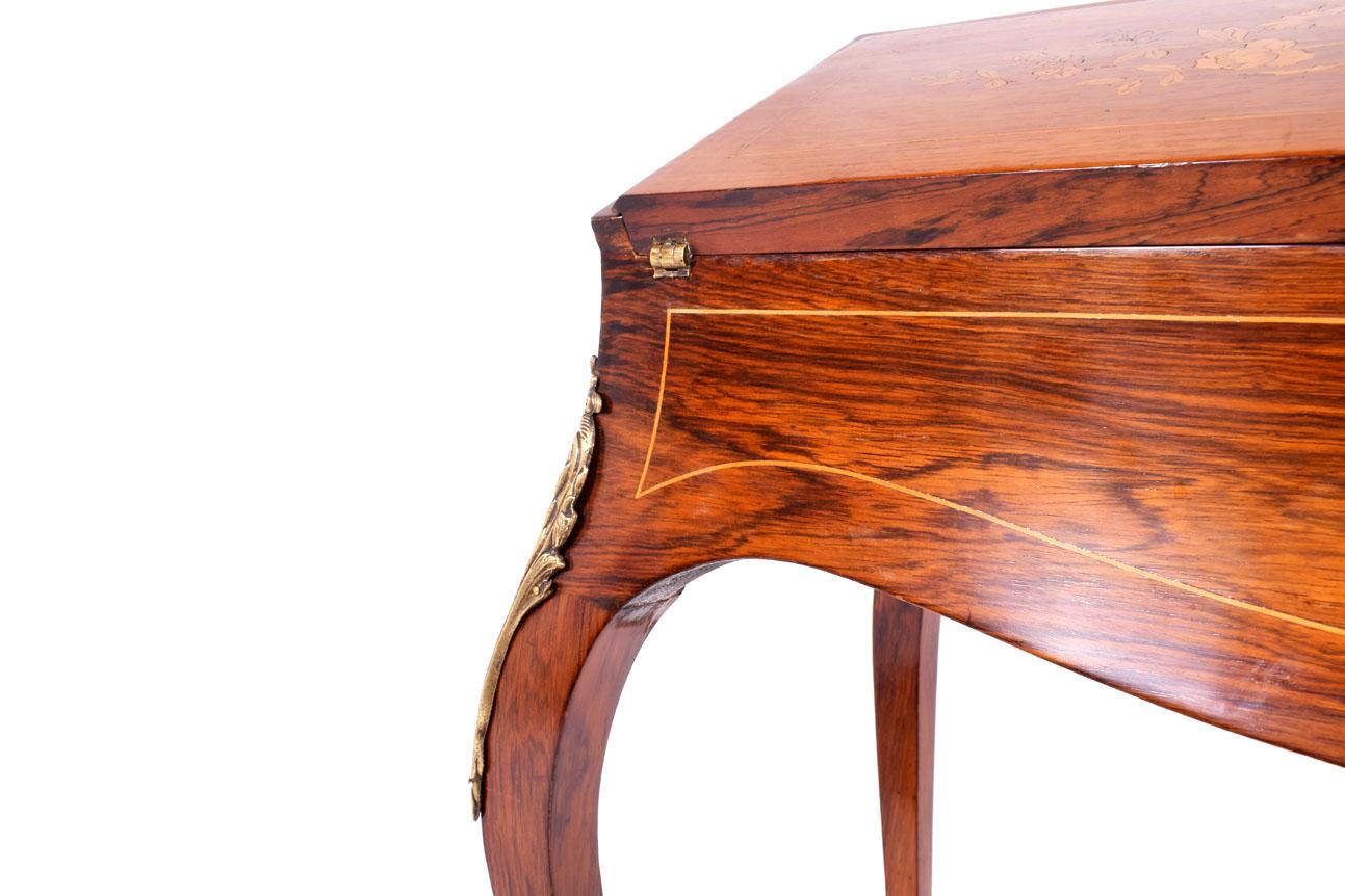 Questo magnifico scrittoio, probabilmente realizzato a metà del XIX secolo in Inghilterra, mostra un'eccezionale maestria e materiali opulenti. La scrivania è dotata di montature in bronzo dorato ormolu finemente eseguite, che completano con