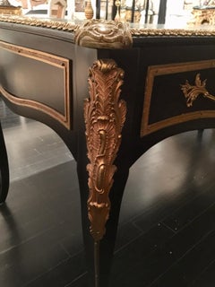 Bureau plat de style Louis XV français:: bronze doré