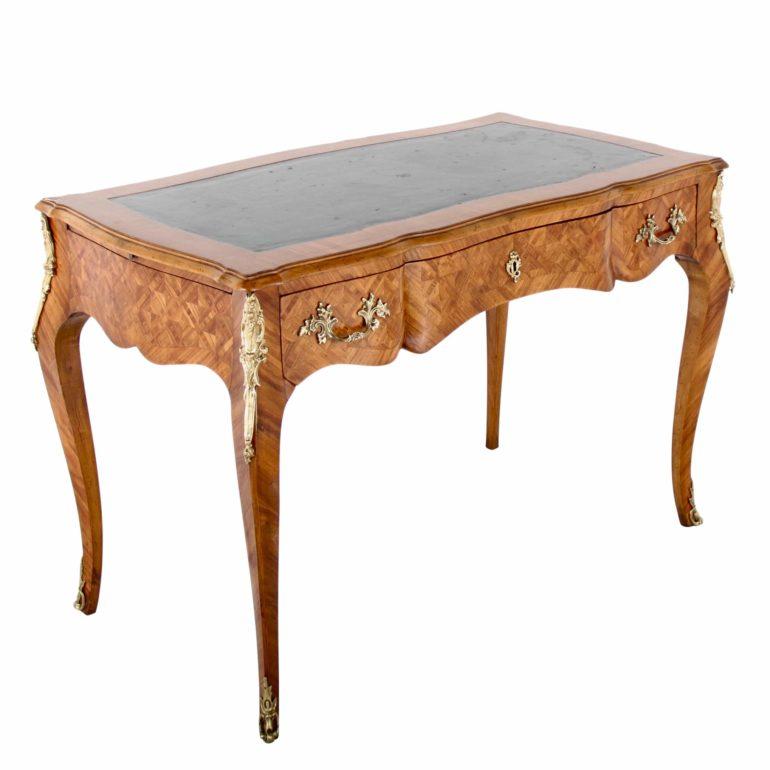 A lovely and useful French Louis XV-style leather-top desk. Graceful lines and stunning brass accoutrements, circa 1940.




 