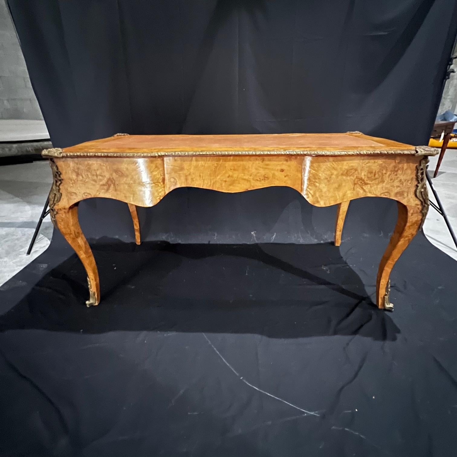 French Louis XV Style Bureau Plat Leather Top Writing Desk  In Good Condition For Sale In Hopewell, NJ