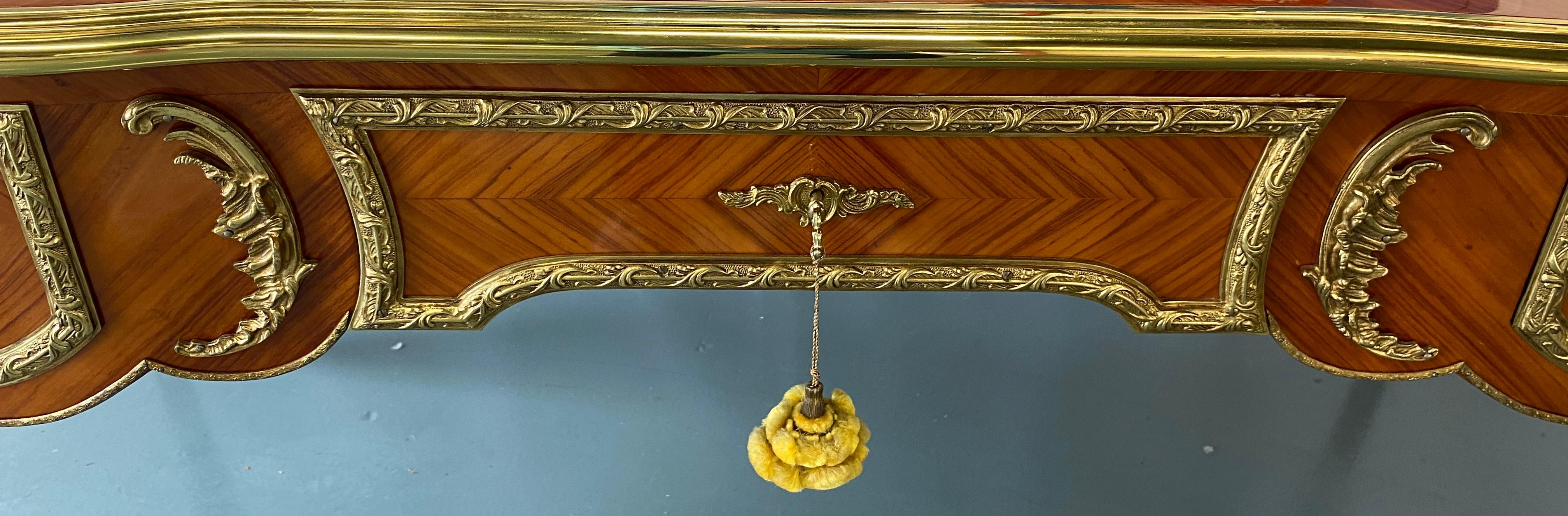 Französischer flacher Schreibtisch im Louis-XV-Stil mit Goldbronze-Beschlägen im Angebot 3