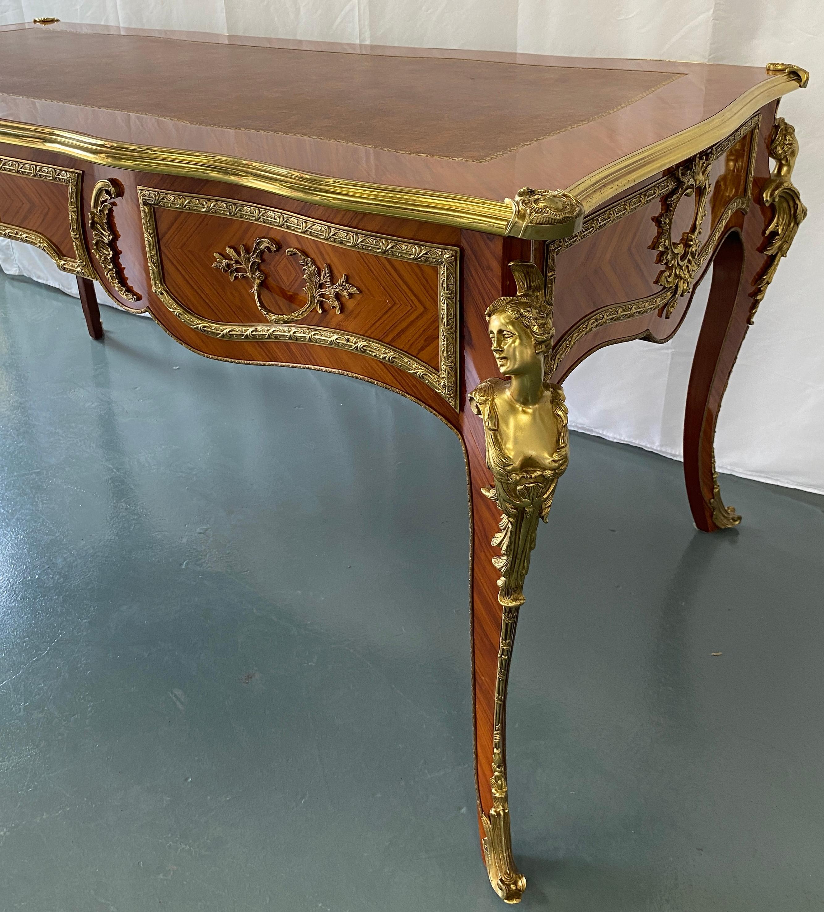Französischer flacher Schreibtisch im Louis-XV-Stil mit Goldbronze-Beschlägen im Angebot 4
