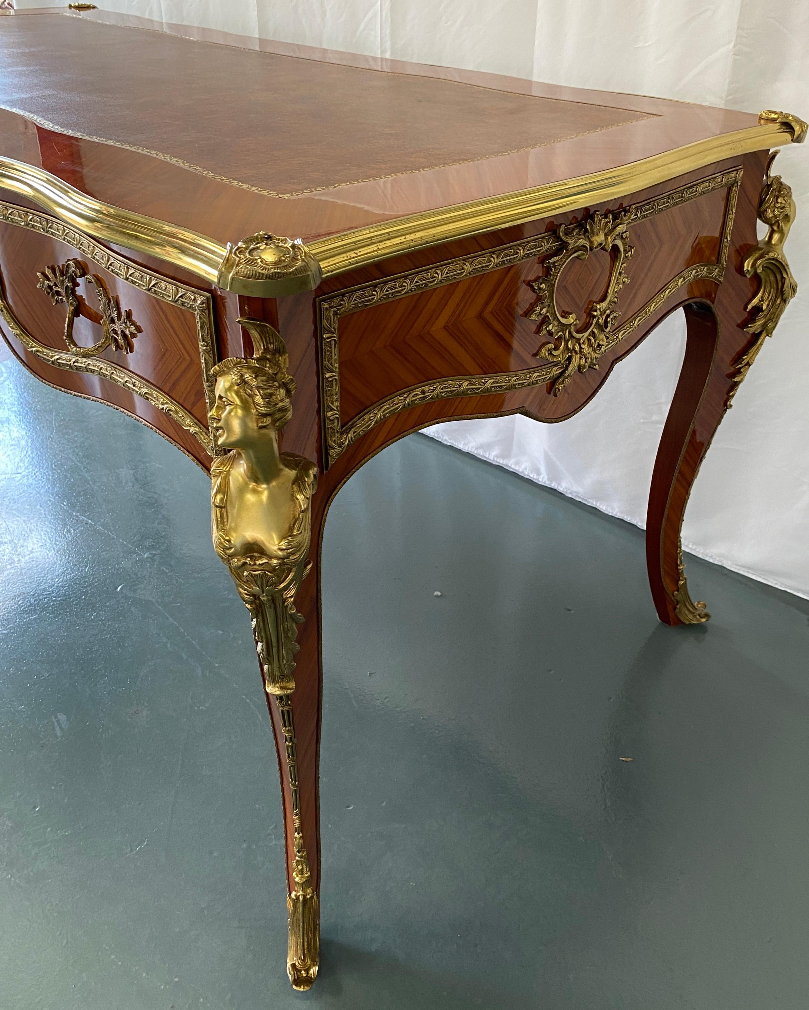 Französischer flacher Schreibtisch im Louis-XV-Stil mit Goldbronze-Beschlägen im Angebot 5