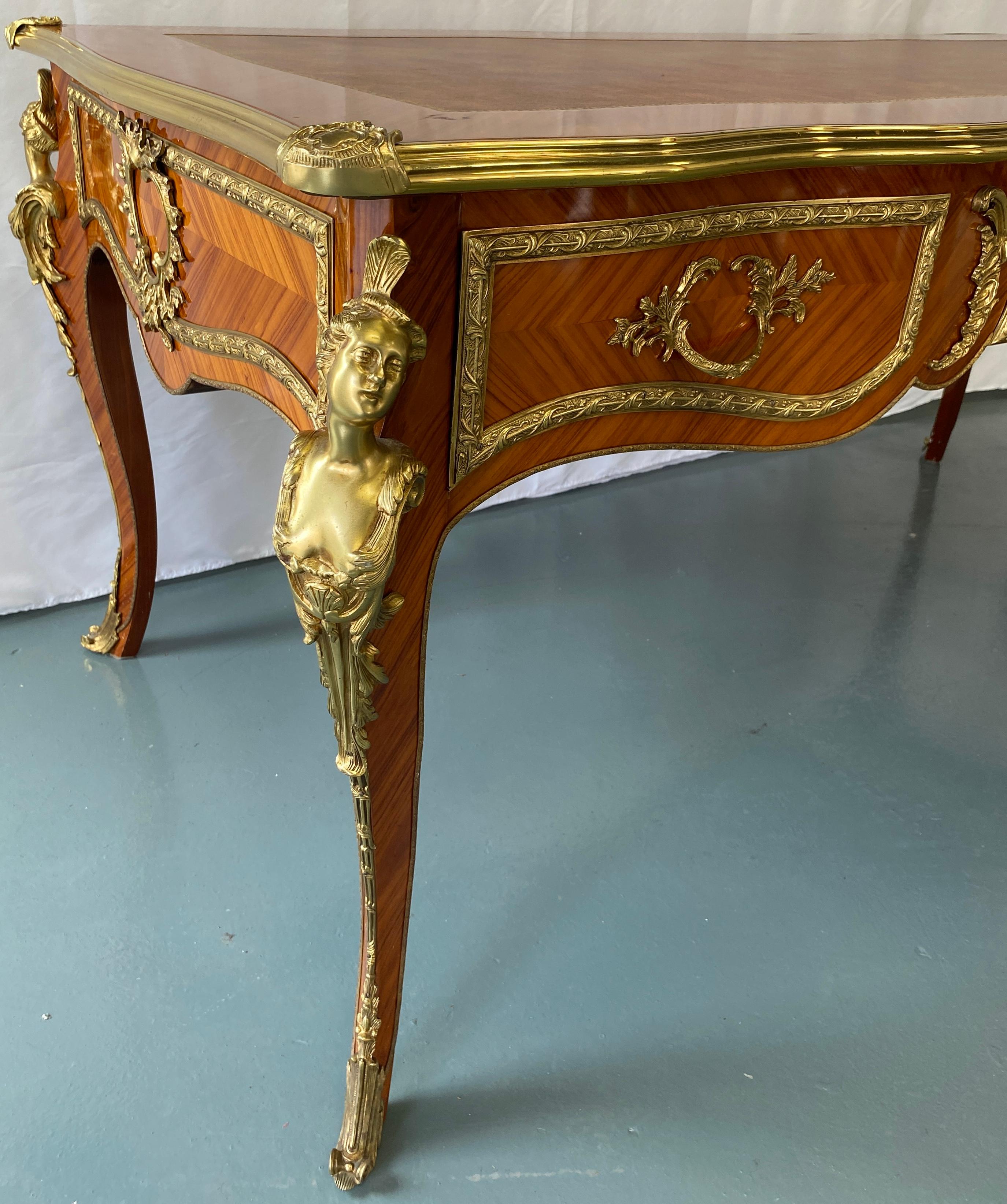 Französischer flacher Schreibtisch im Louis-XV-Stil mit Goldbronze-Beschlägen im Angebot 6