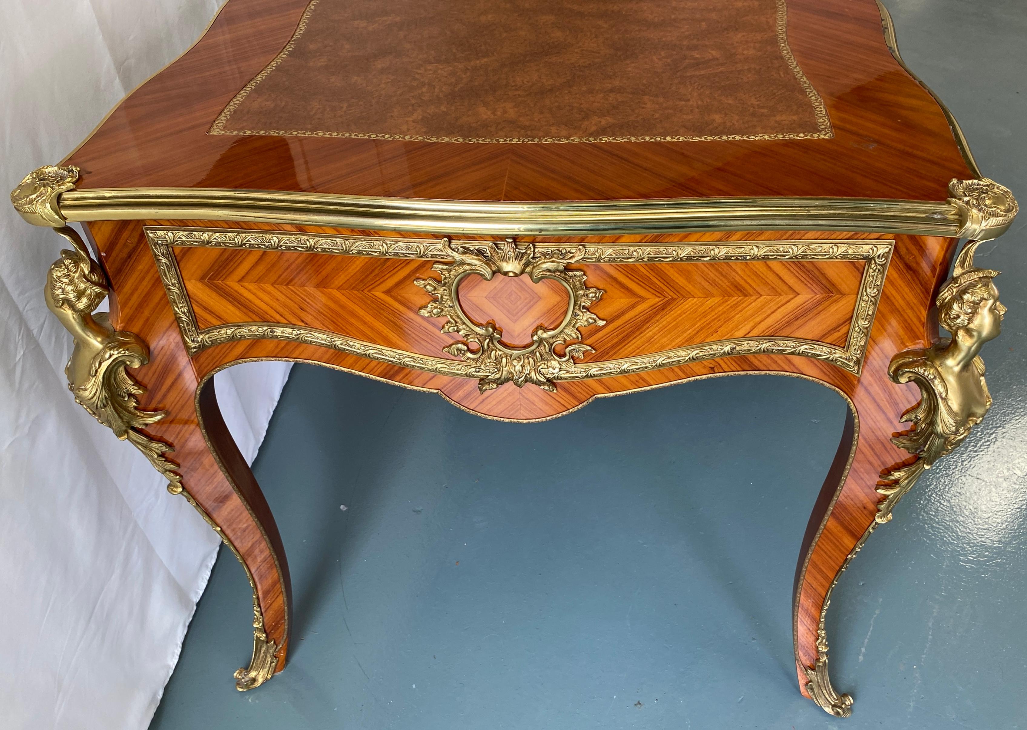 Französischer flacher Schreibtisch im Louis-XV-Stil mit Goldbronze-Beschlägen im Angebot 7