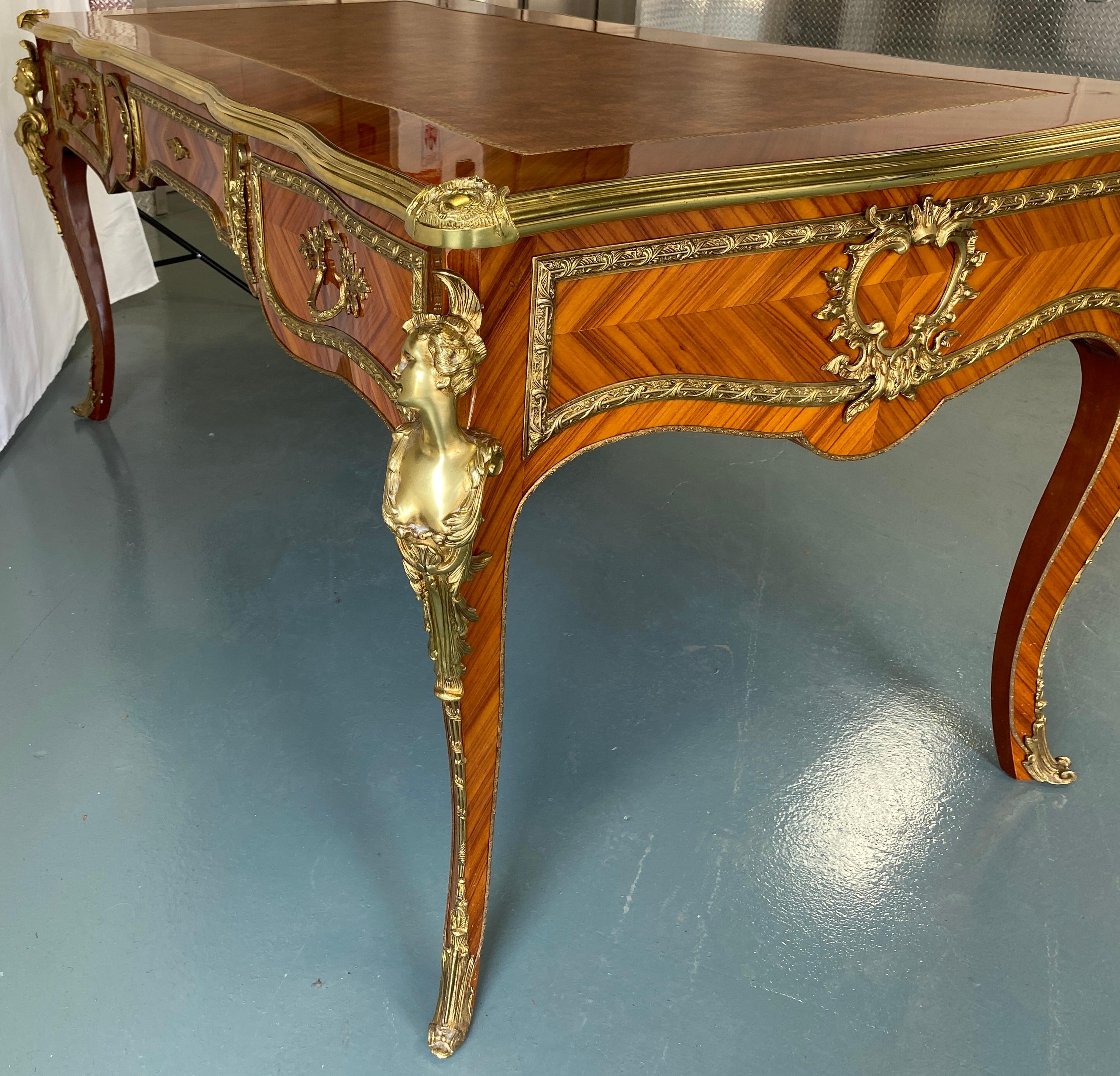 Französischer flacher Schreibtisch im Louis-XV-Stil mit Goldbronze-Beschlägen im Angebot 8