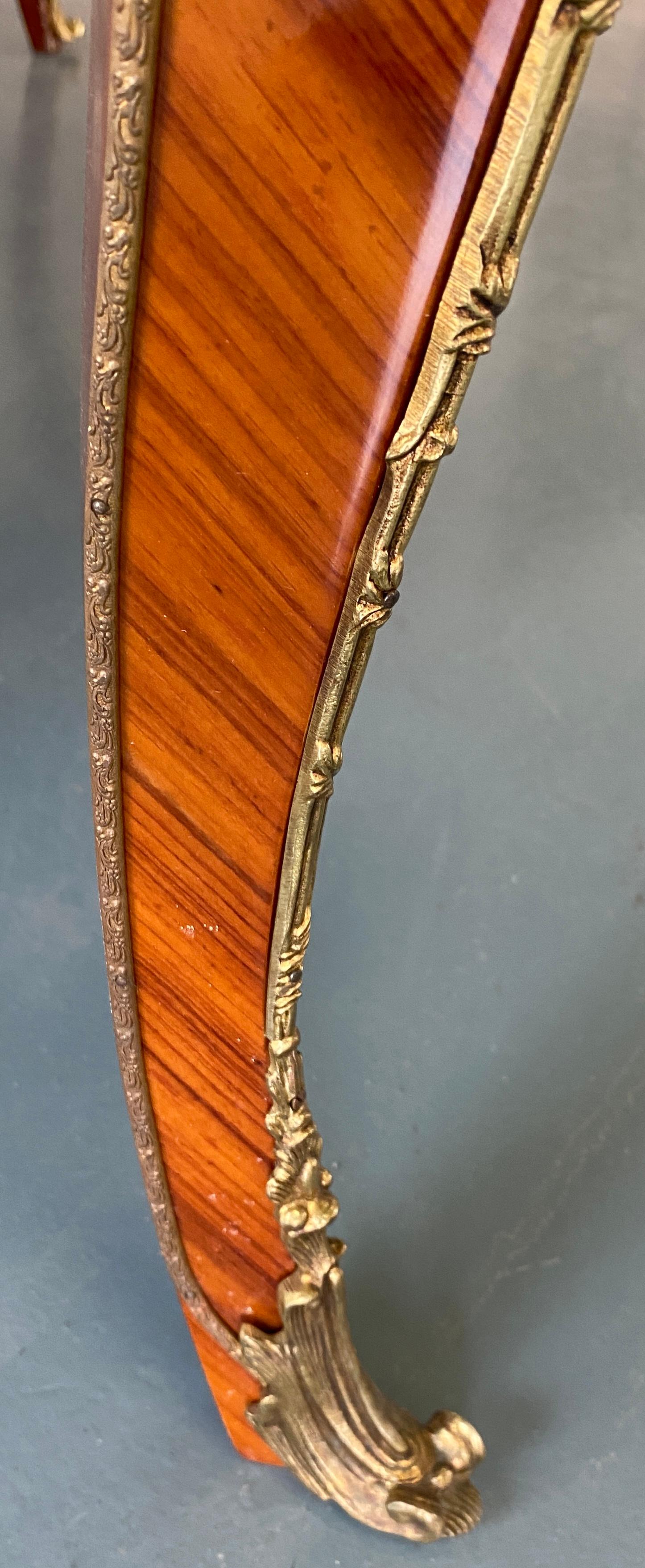 Französischer flacher Schreibtisch im Louis-XV-Stil mit Goldbronze-Beschlägen im Angebot 9
